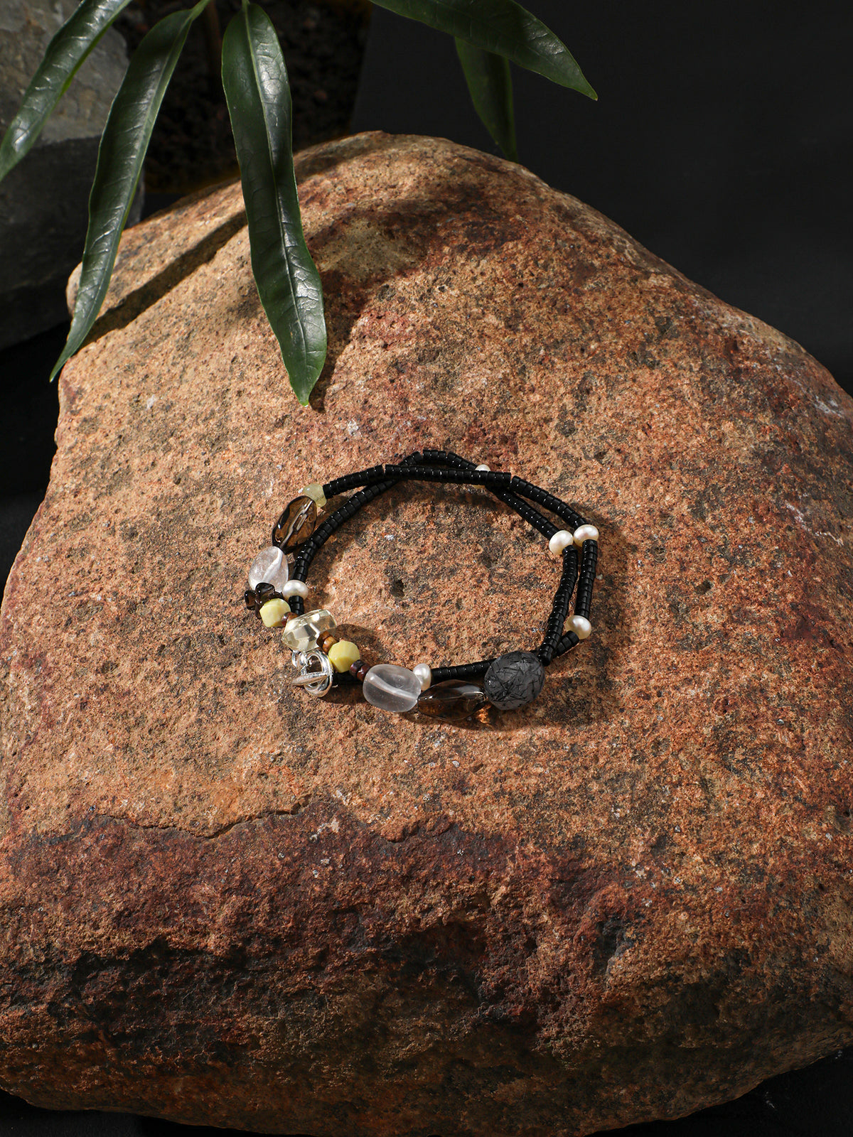 SENLORE Minimalist Black Crystal Necklace – Lifestyle Shot