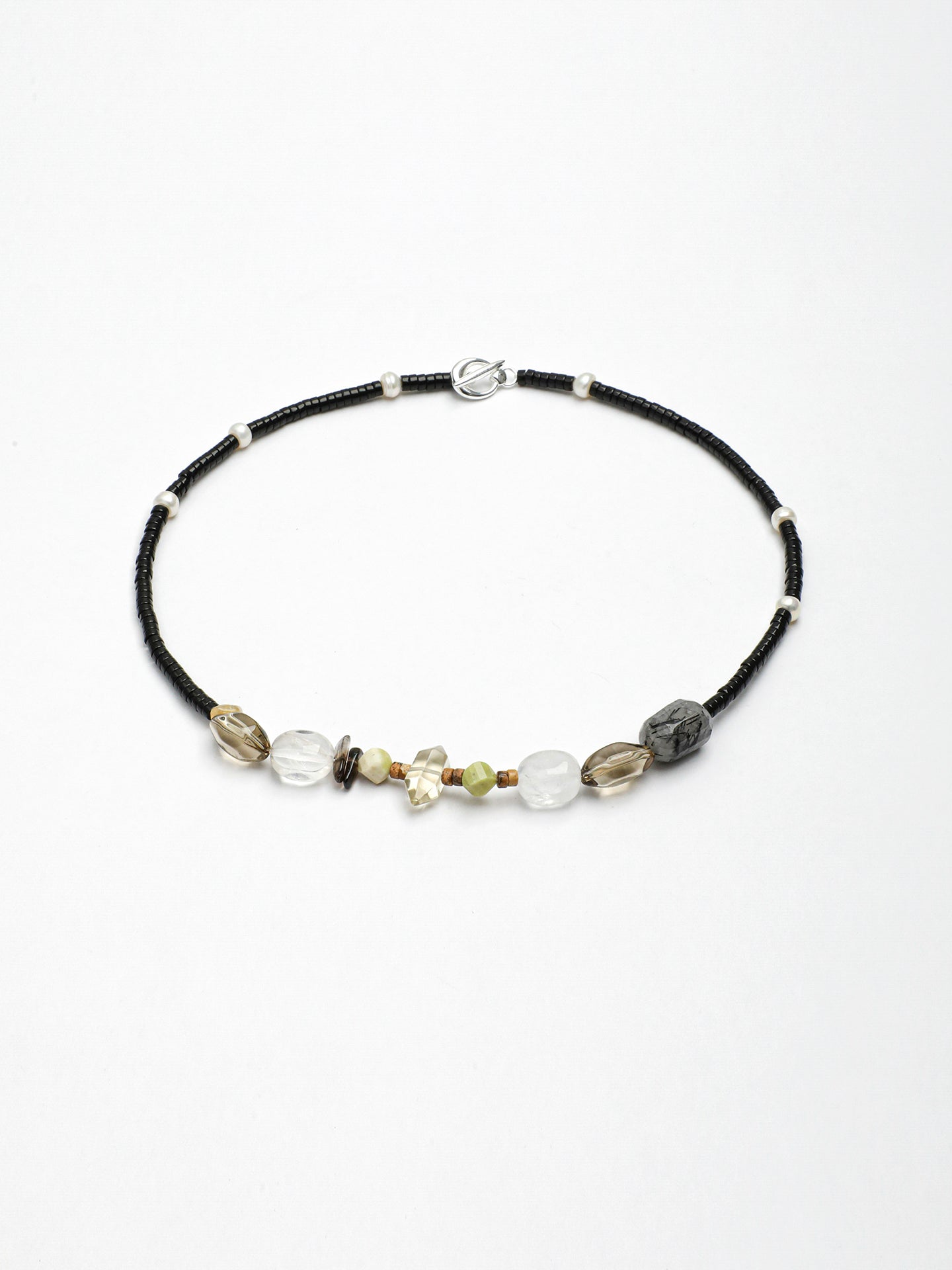 SENLORE Minimalist Black Crystal Necklace – Lifestyle Shot