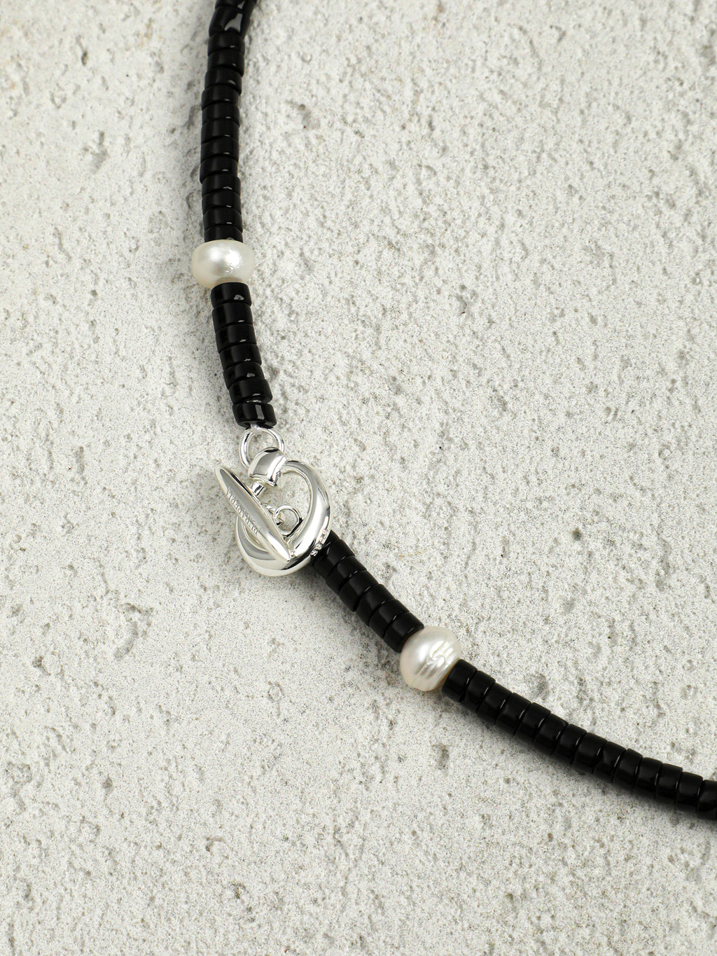 SENLORE Minimalist Black Crystal Necklace – Lifestyle Shot