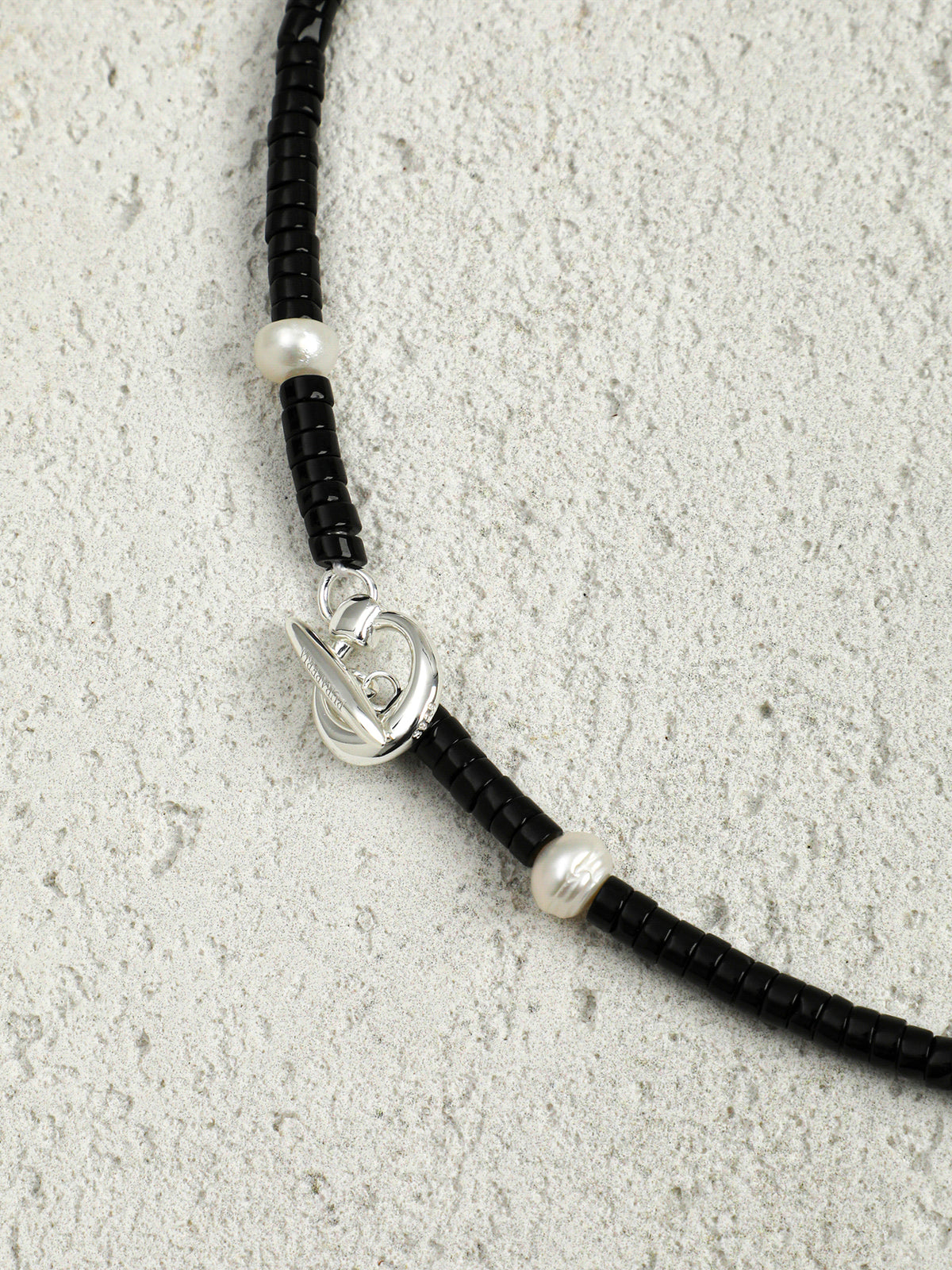 SENLORE Minimalist Black Crystal Necklace – Lifestyle Shot