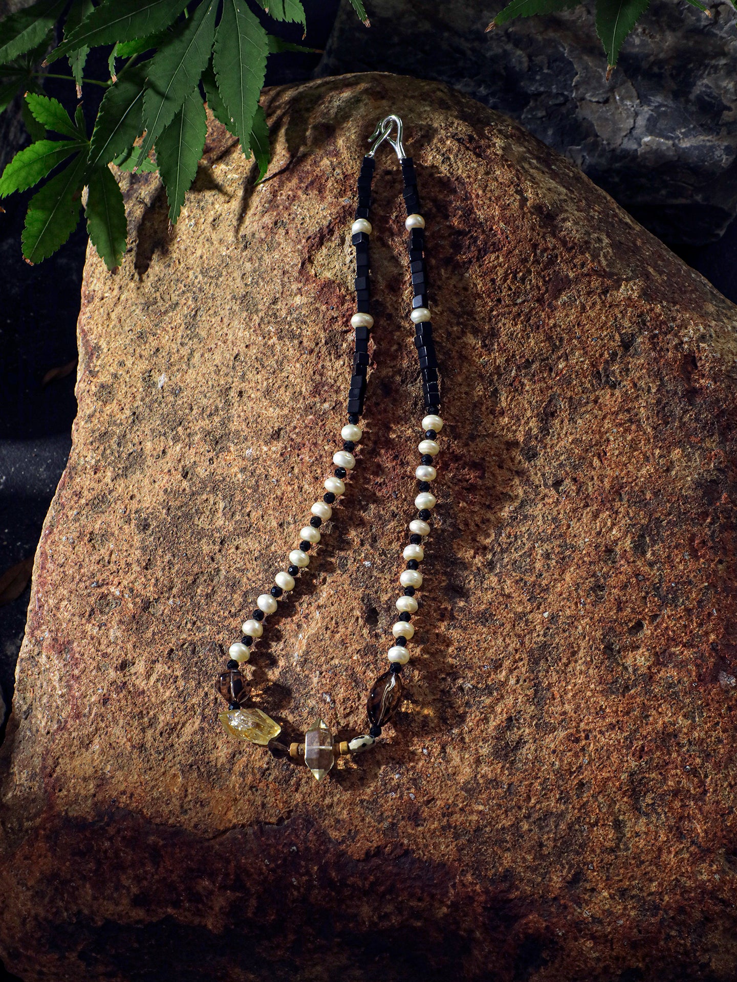 SENLORE Black Agate Baroque Pearl Necklace – Detail Close-up