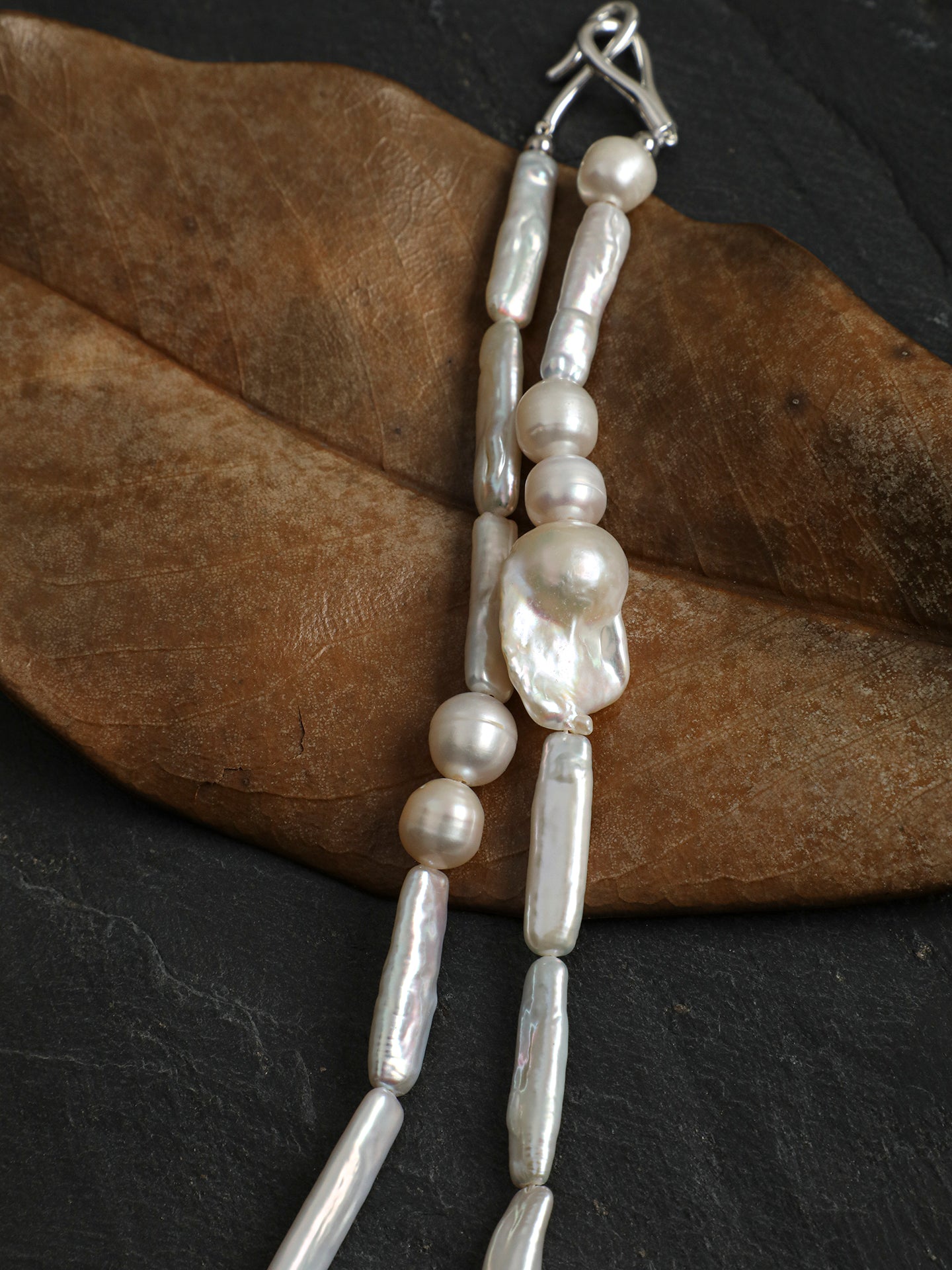 SENLORE Lapis Silver Bar Pearl Necklace – Side View