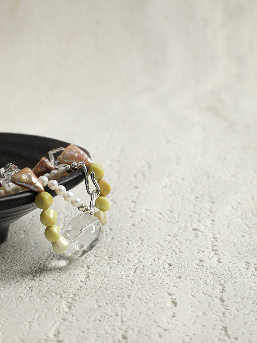 SENLORE Avocado Crystal Pearl Necklace – Front View