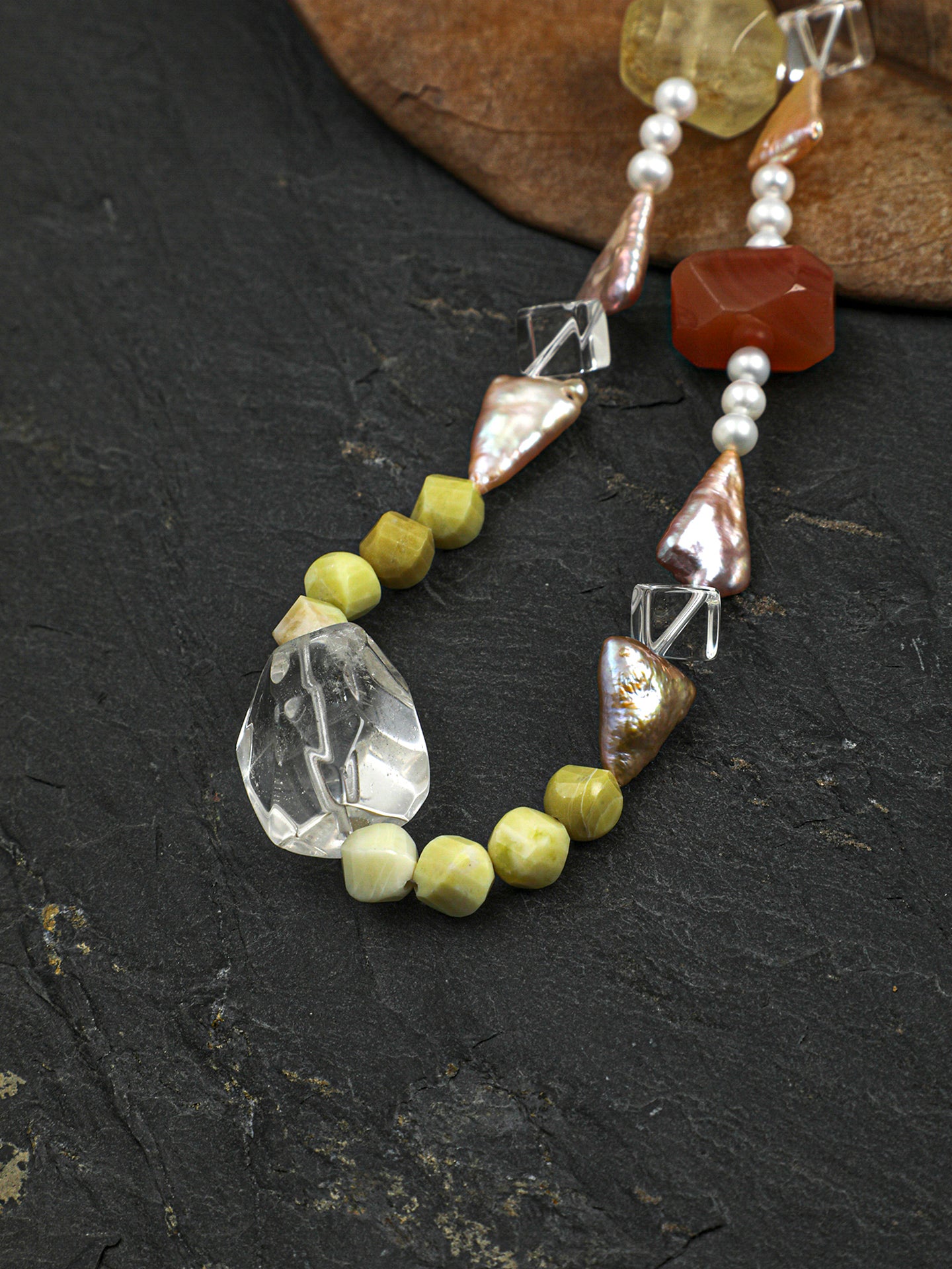 SENLORE Avocado Crystal Pearl Necklace – Detail Close-up