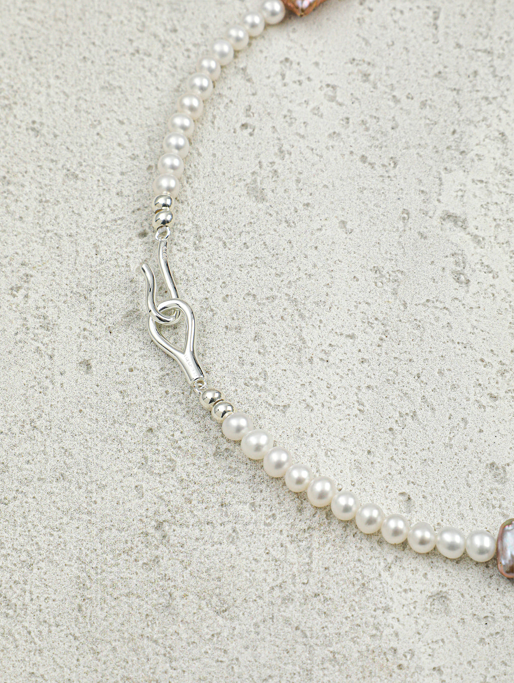 SENLORE Avocado Crystal Pearl Necklace – Lifestyle Shot