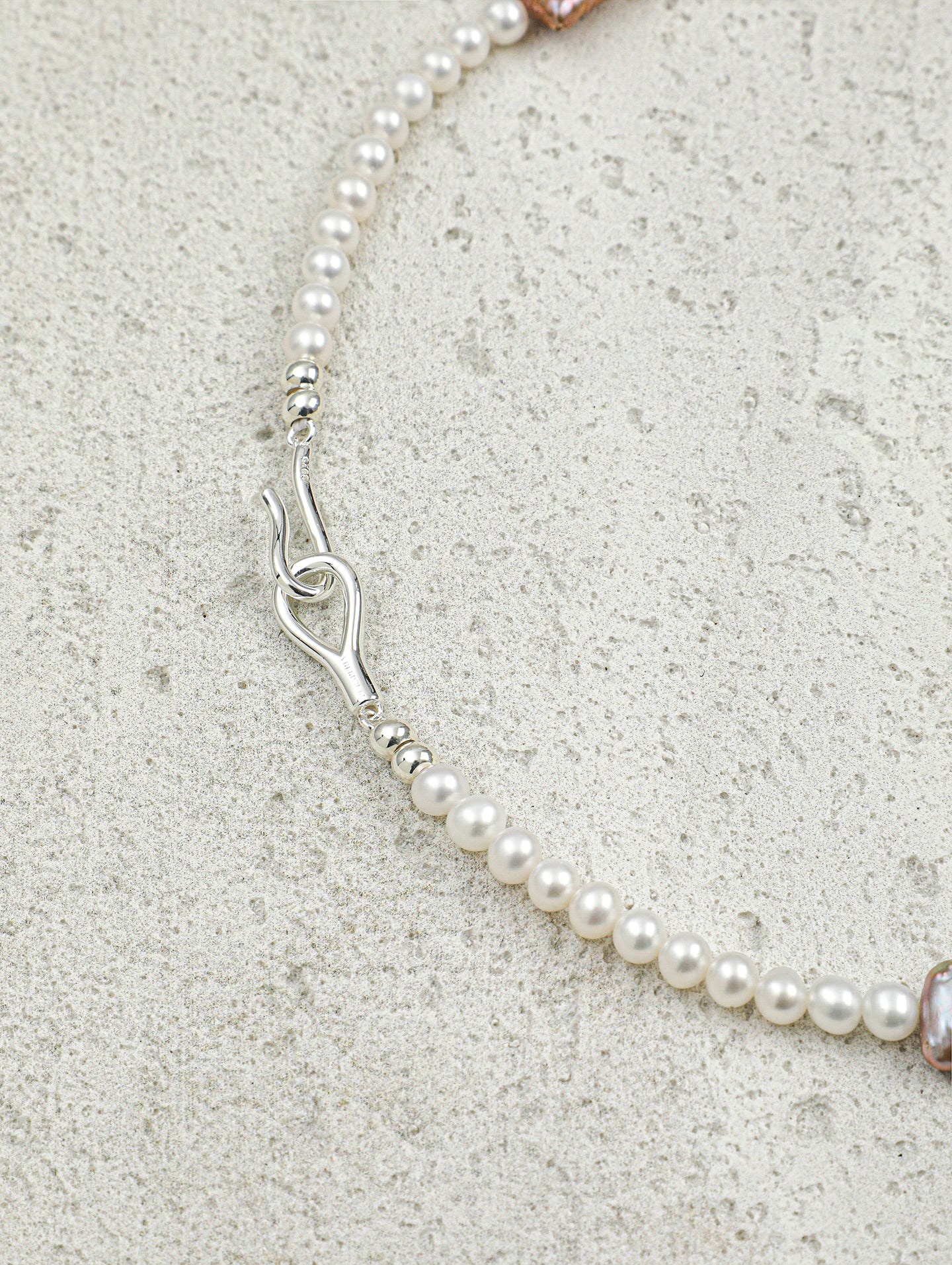 SENLORE Avocado Crystal Pearl Necklace – Lifestyle Shot