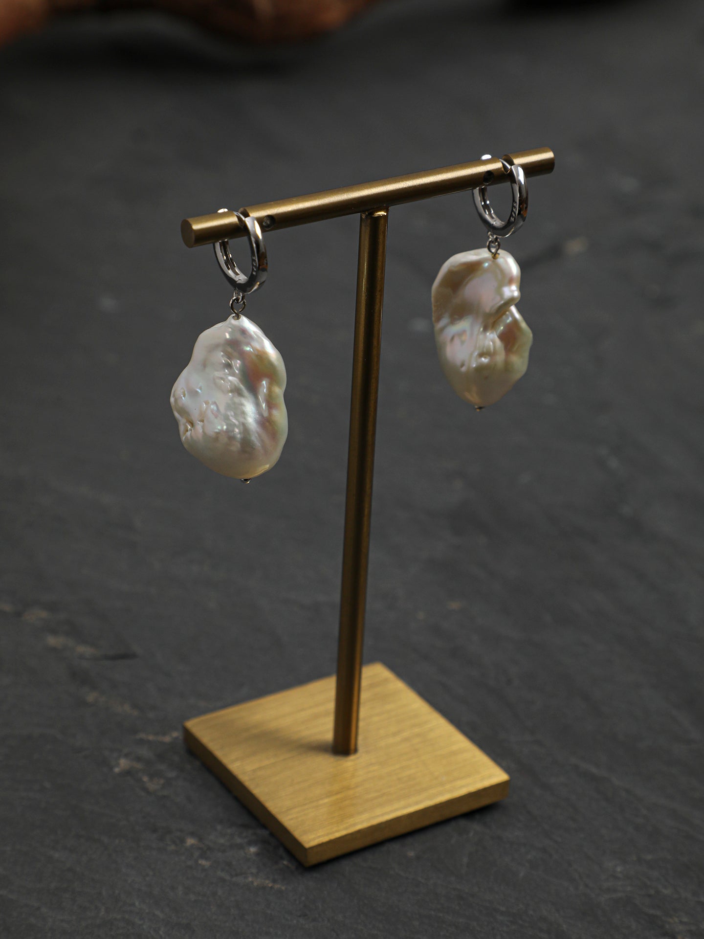 SENLORE Natural Baroque Drop Earrings – Lifestyle Shot