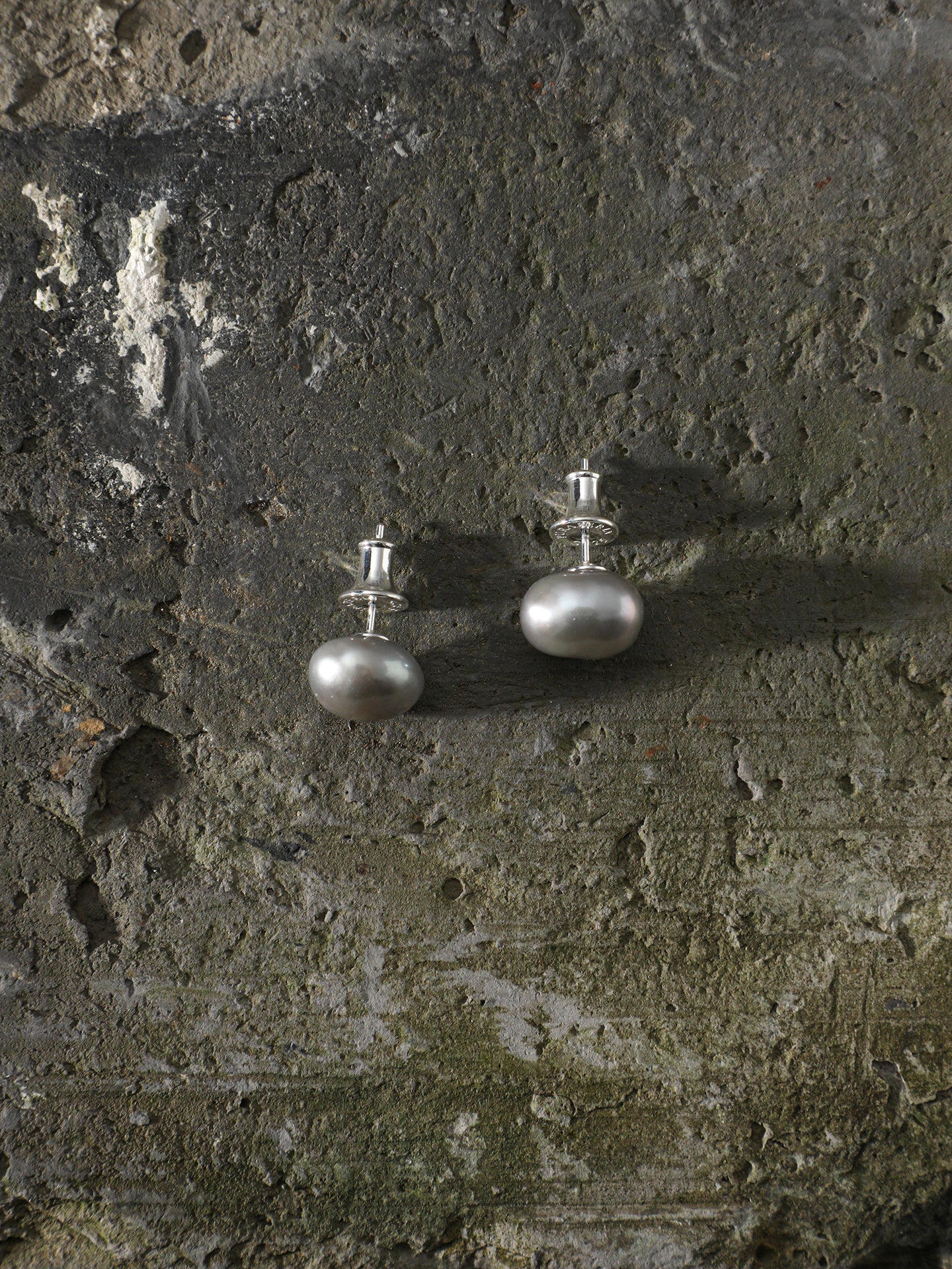 SENLORE Natural Gray Baroque Coin Pearl Earrings – Side View