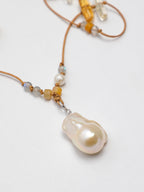 SENLORE Minimalist Baroque Crystal Necklace – Detail Close-up