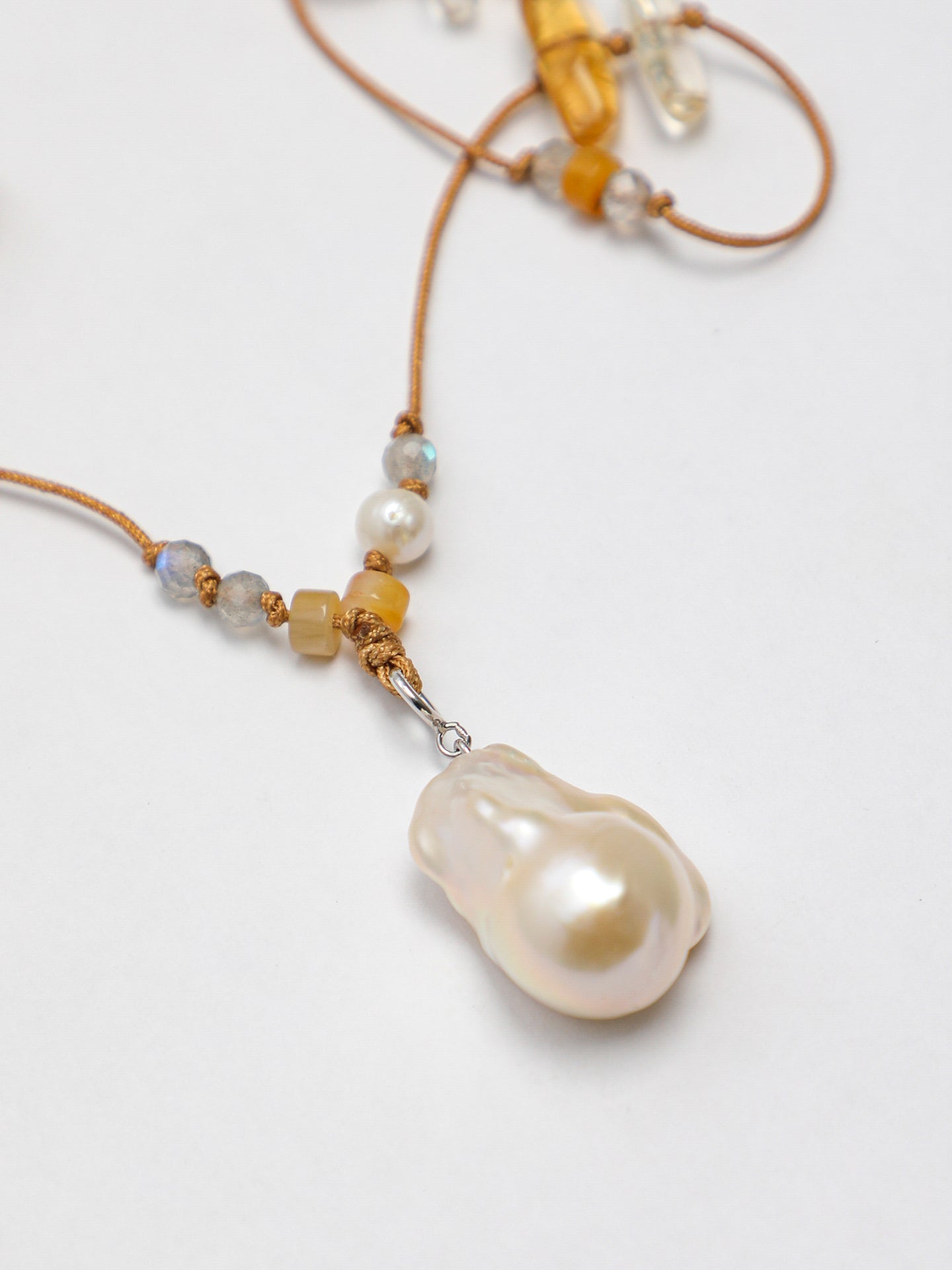 SENLORE Minimalist Baroque Crystal Necklace – Detail Close-up