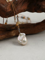 SENLORE Minimalist Baroque Crystal Necklace – Front View