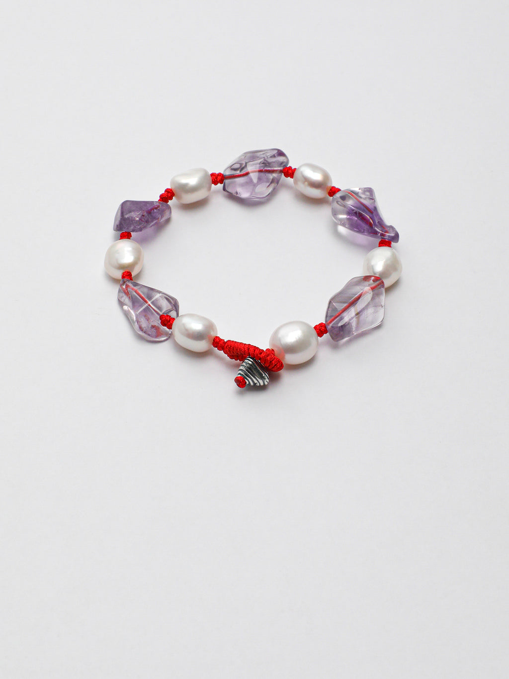 SENLORE Lucky Freeform Amethyst Pearl Bracelet – Detail Close-up