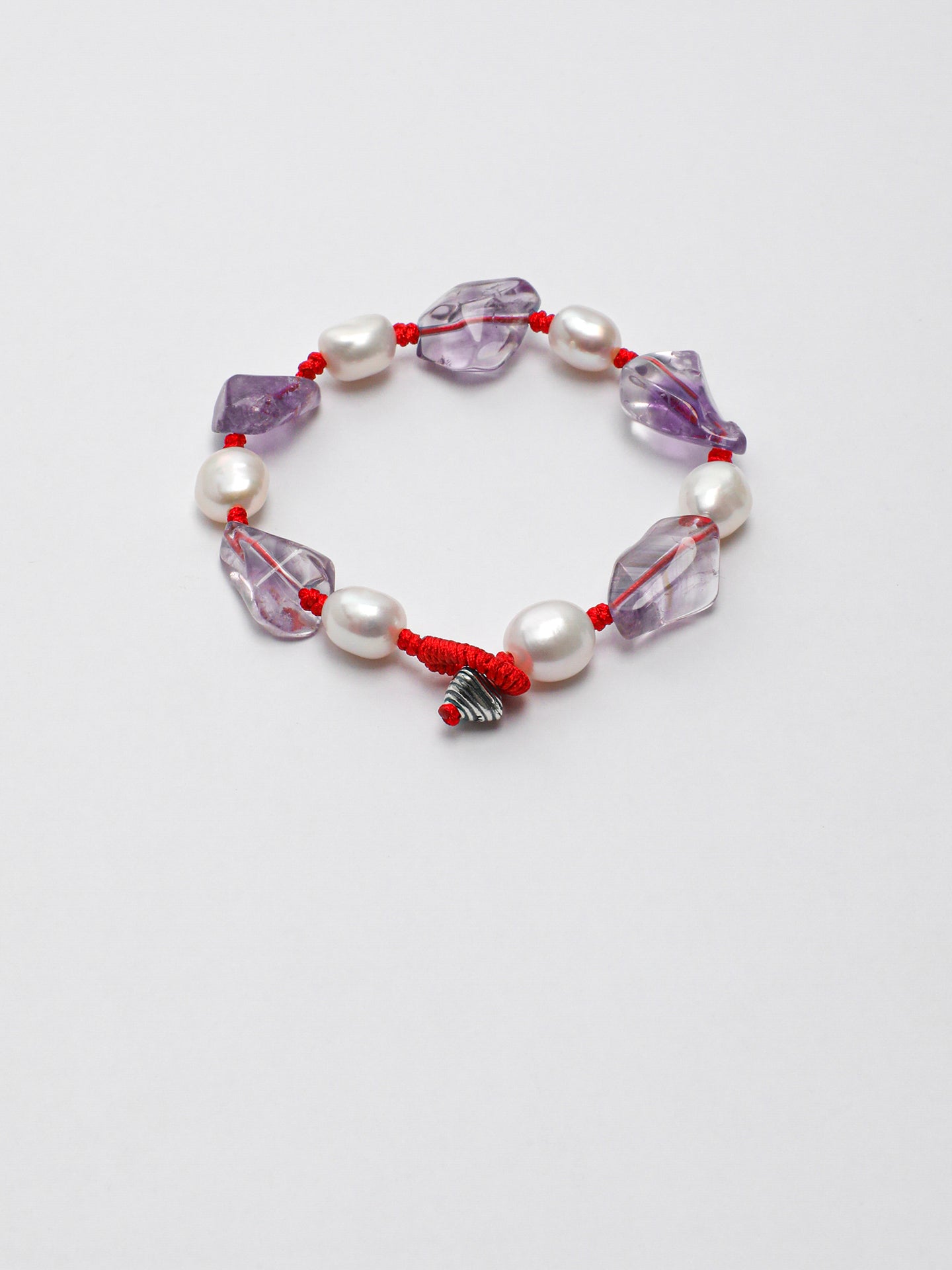 SENLORE Lucky Freeform Amethyst Pearl Bracelet – Detail Close-up