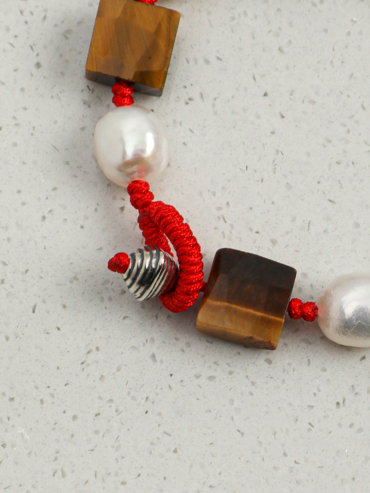 SENLORE Square Tiger's Eye Pearl Bracelet – Detail Close-up