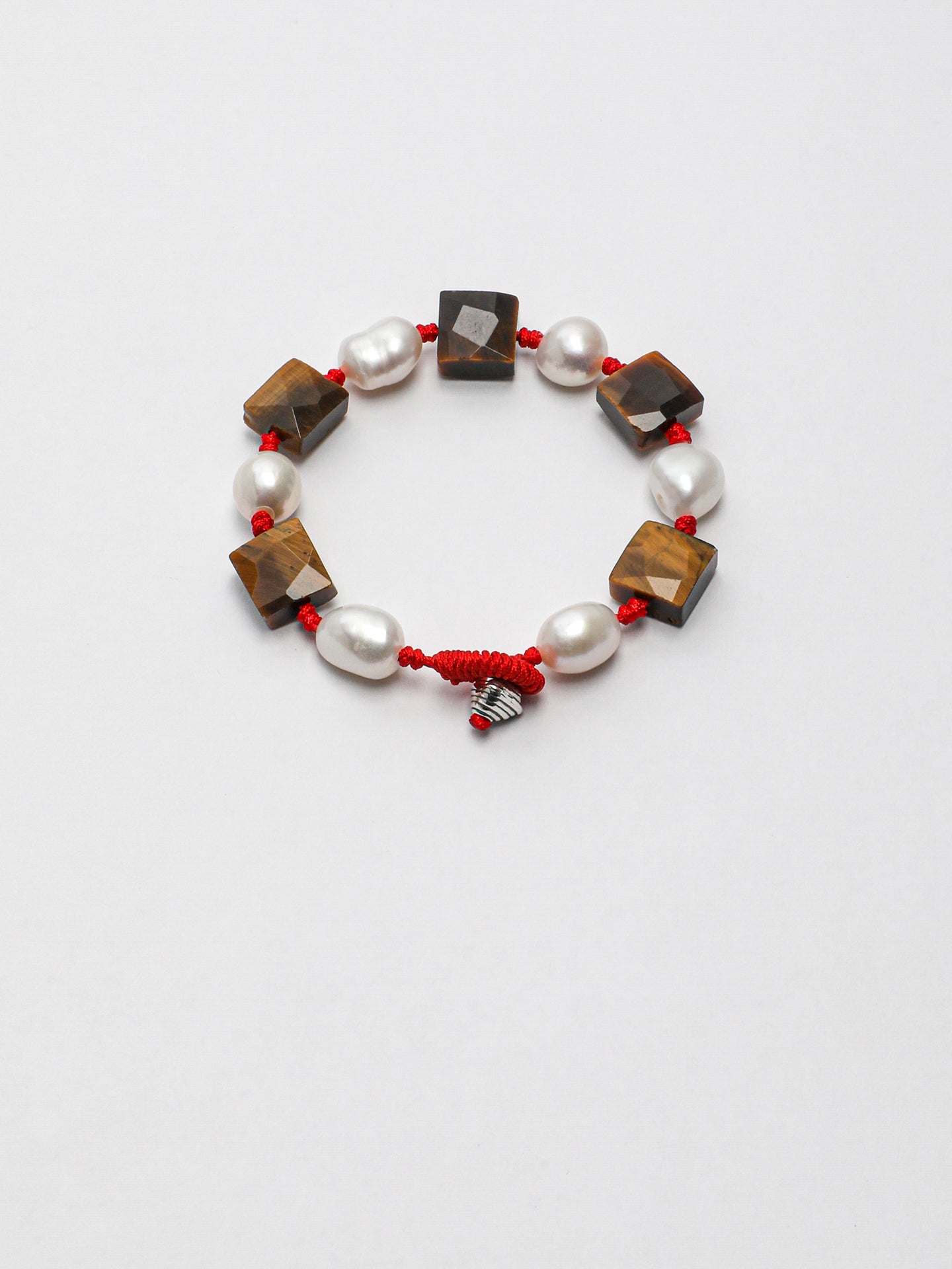 SENLORE Square Tiger's Eye Pearl Bracelet – Lifestyle Shot