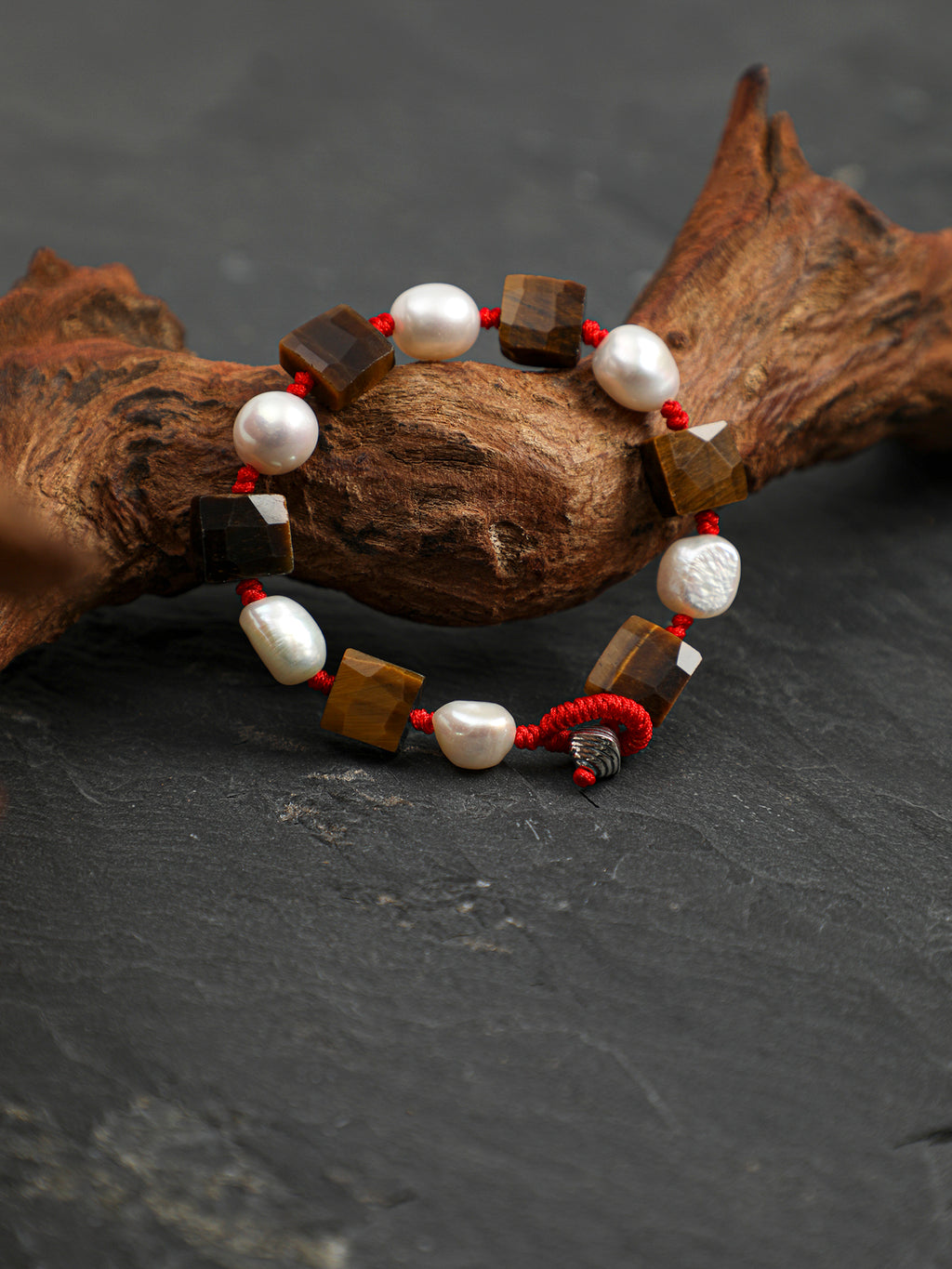 SENLORE Square Tiger's Eye Pearl Bracelet – Lifestyle Shot