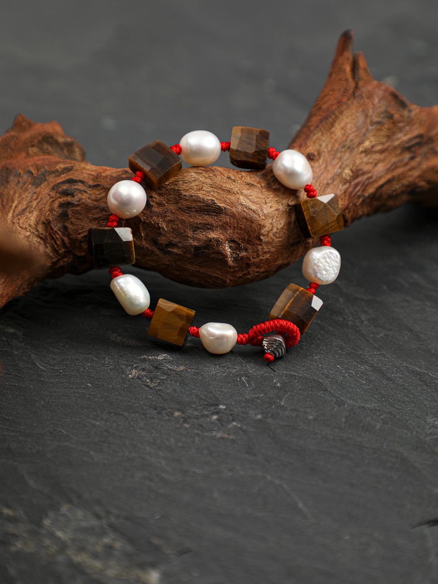 SENLORE Square Tiger's Eye Pearl Bracelet – Lifestyle Shot