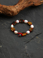 SENLORE Square Tiger's Eye Pearl Bracelet – Lifestyle Shot