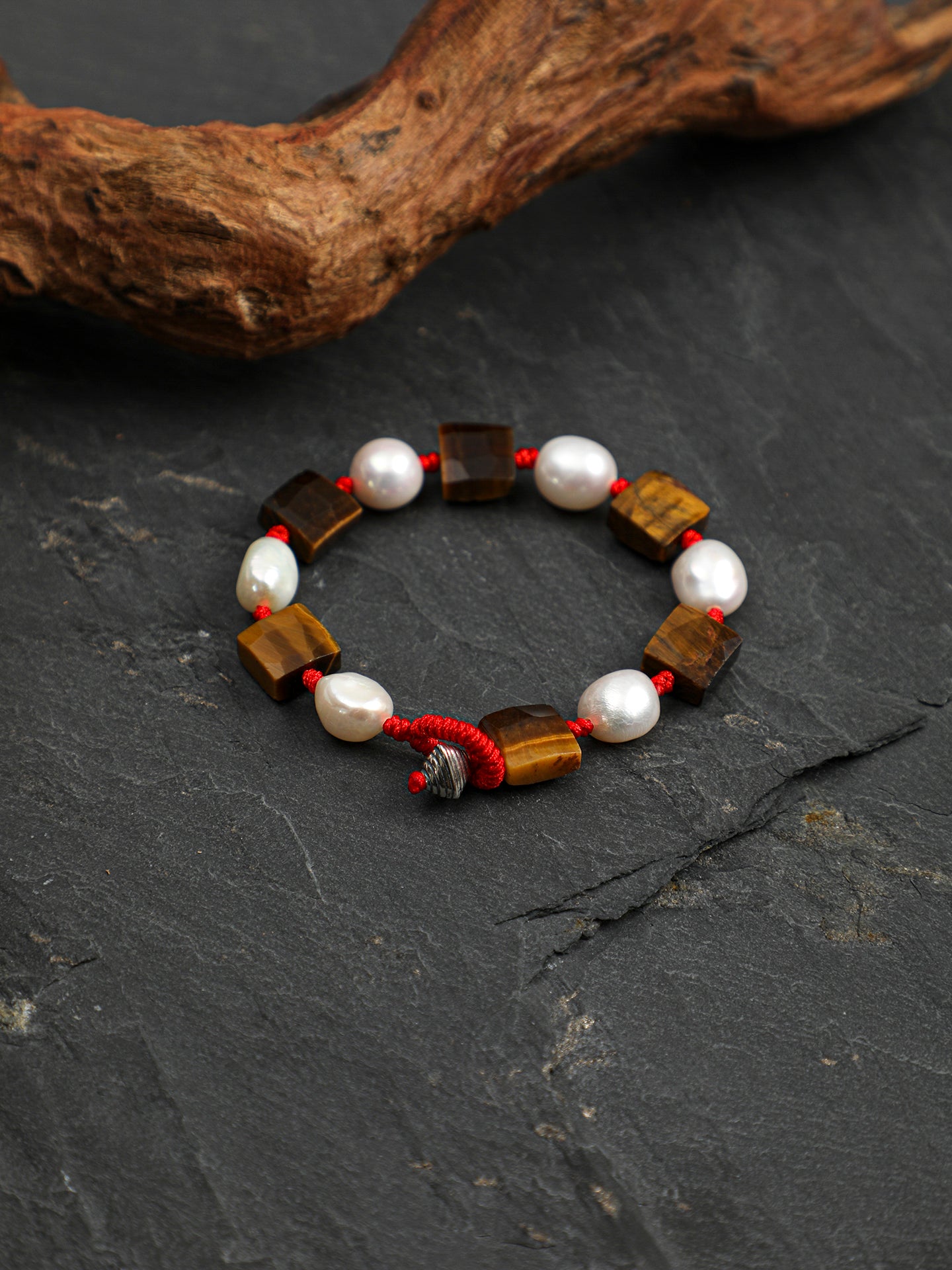 SENLORE Square Tiger's Eye Pearl Bracelet – Lifestyle Shot