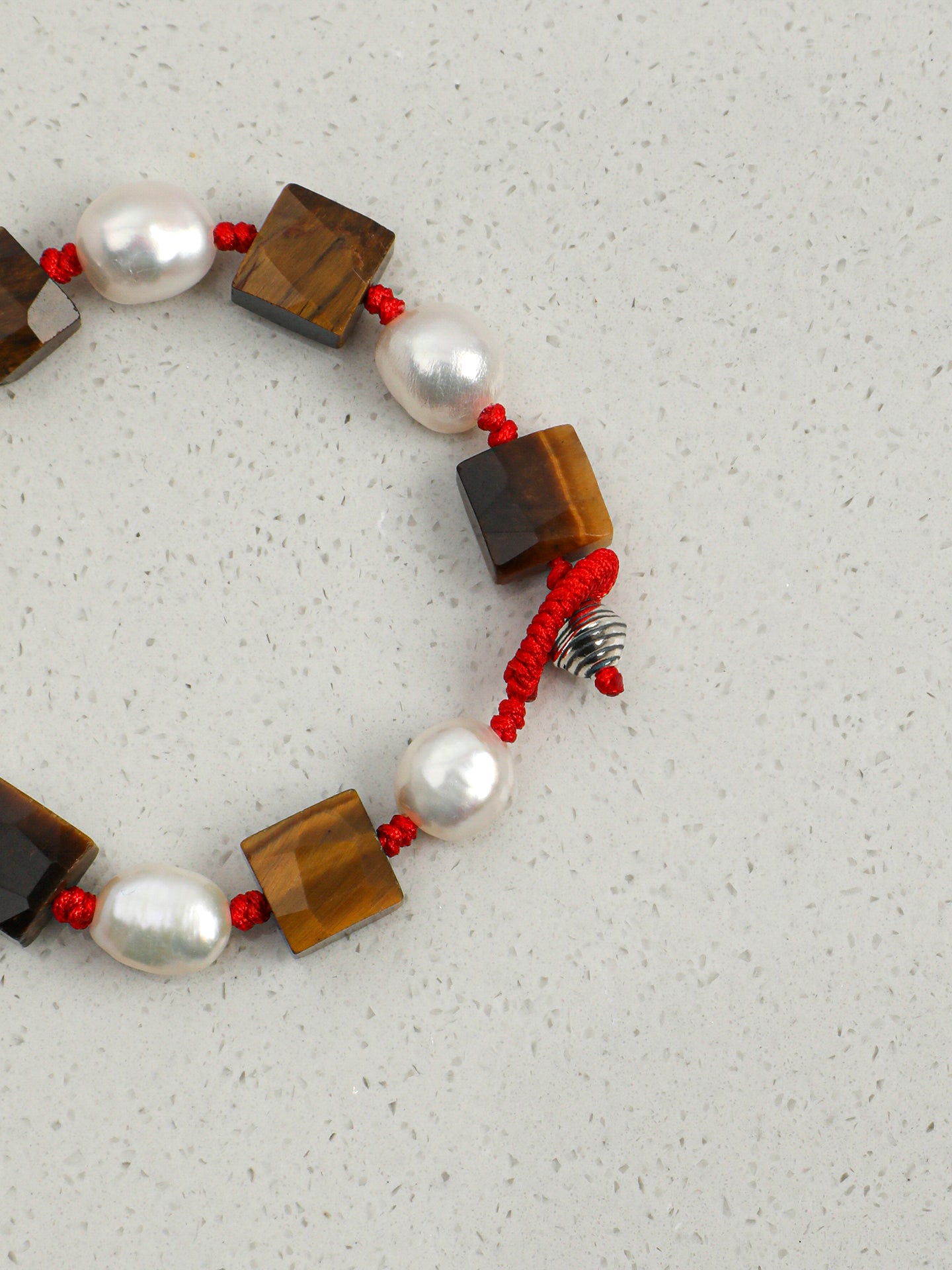 SENLORE Square Tiger's Eye Pearl Bracelet – Lifestyle Shot