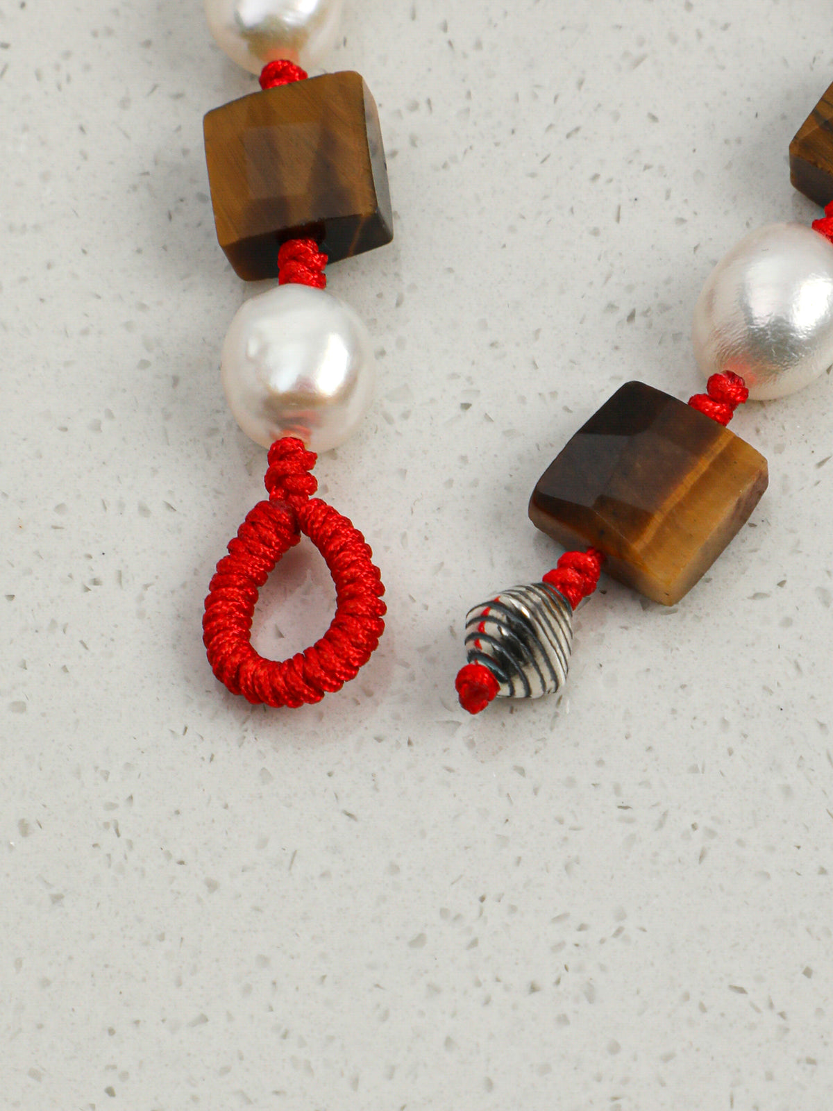 SENLORE Square Tiger's Eye Pearl Bracelet – Lifestyle Shot