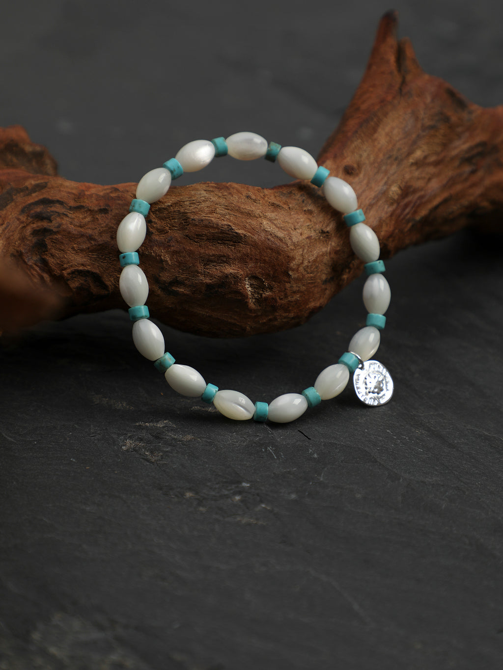 SENLORE Shell Bead Turquoise Bracelet – Detail Close-up