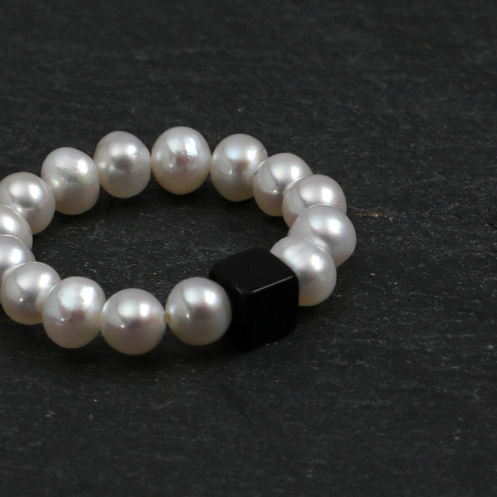 SENLORE Pearl Ring – Detail Close-up
