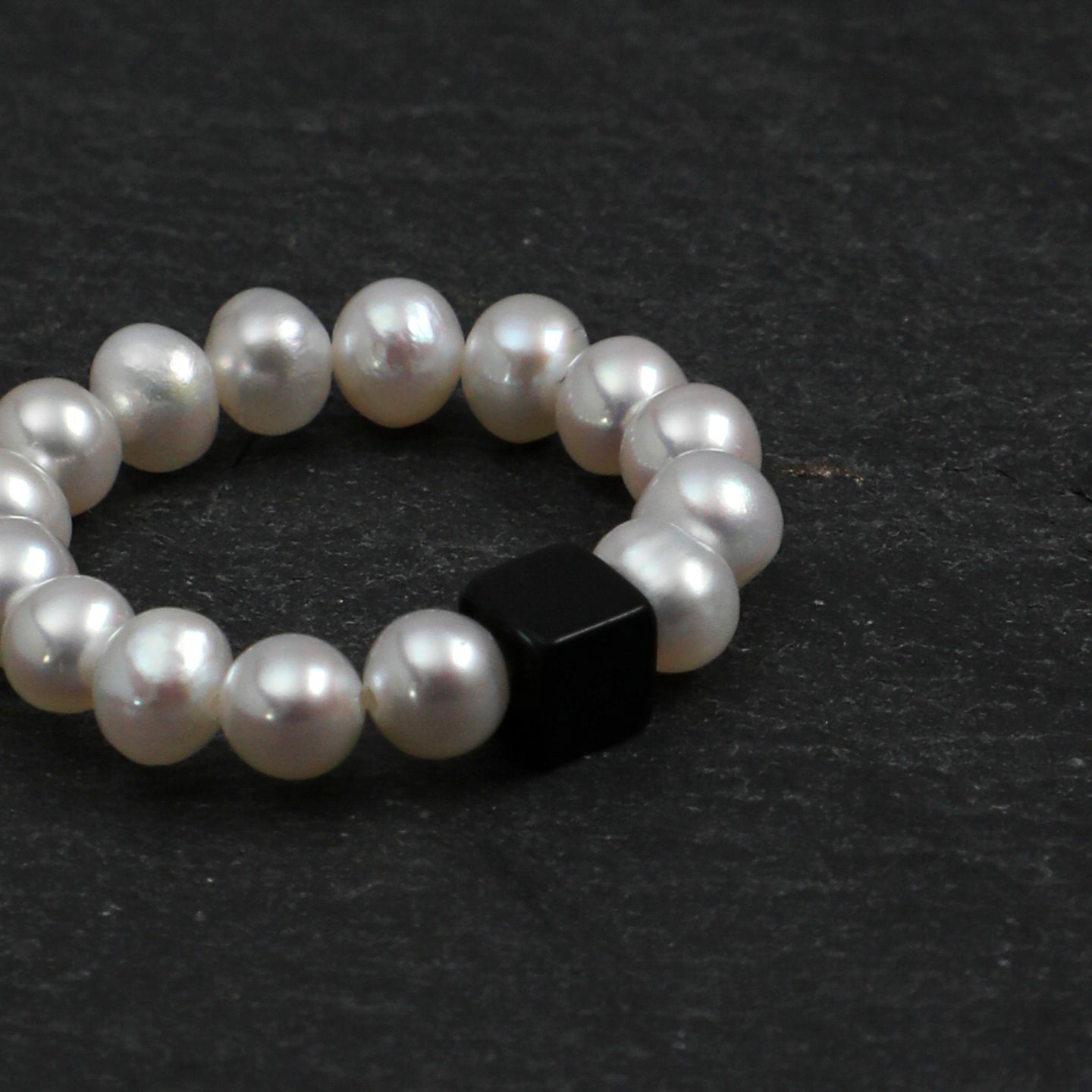 SENLORE Pearl Ring – Detail Close-up
