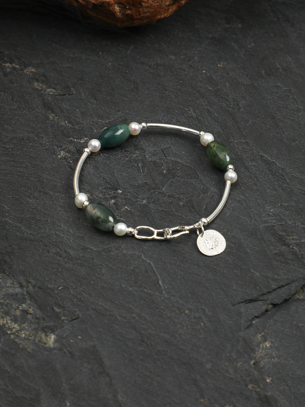 SENLORE Green Crystal Silver Ring Bracelet – Detail Close-up