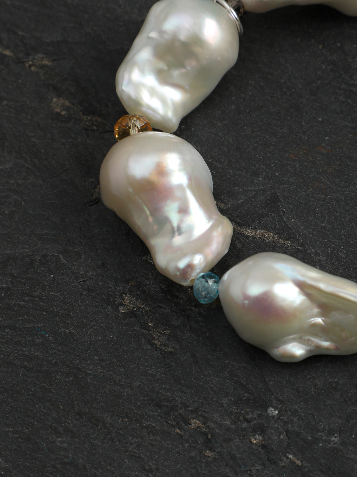 SENLORE Baroque Baroque Pearl Bracelet – Lifestyle Shot