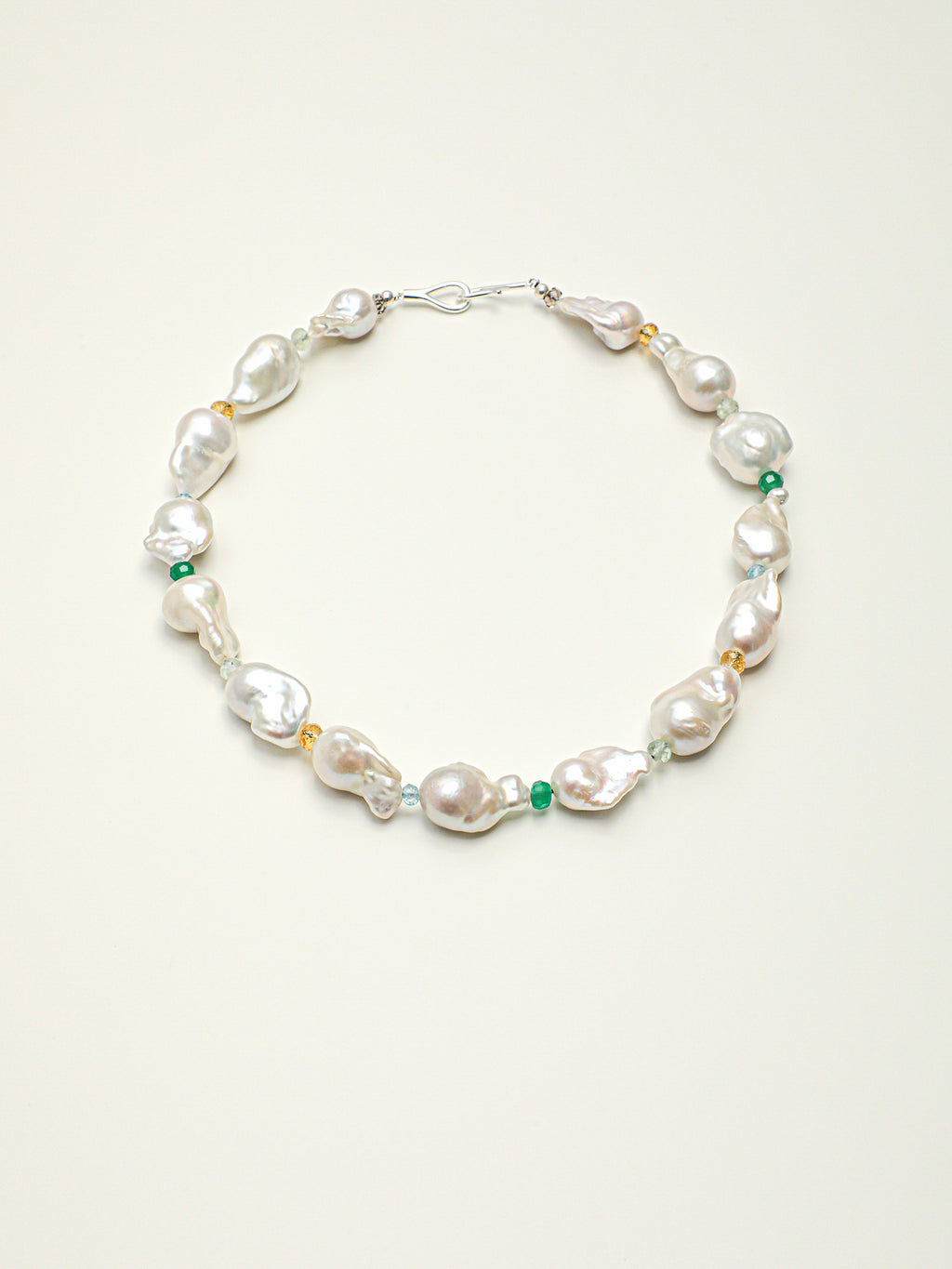SENLORE Elegant Baroque Crystal Necklace – Detail Close-up
