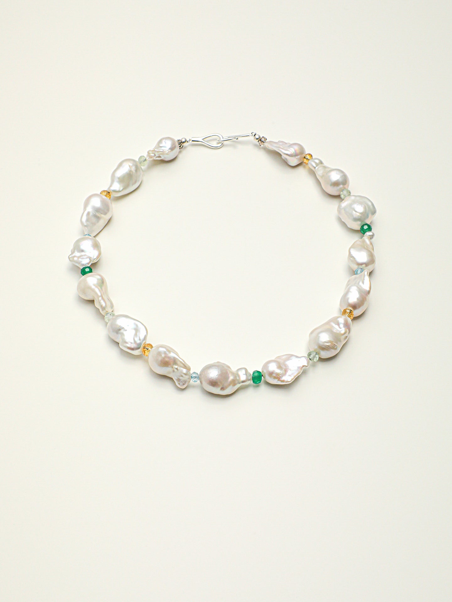 SENLORE Elegant Baroque Crystal Necklace – Detail Close-up