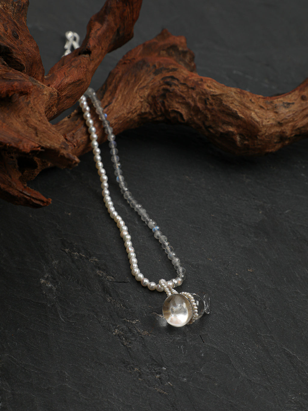 SENLORE Green Crystal Pearl Necklace – Detail Close-up