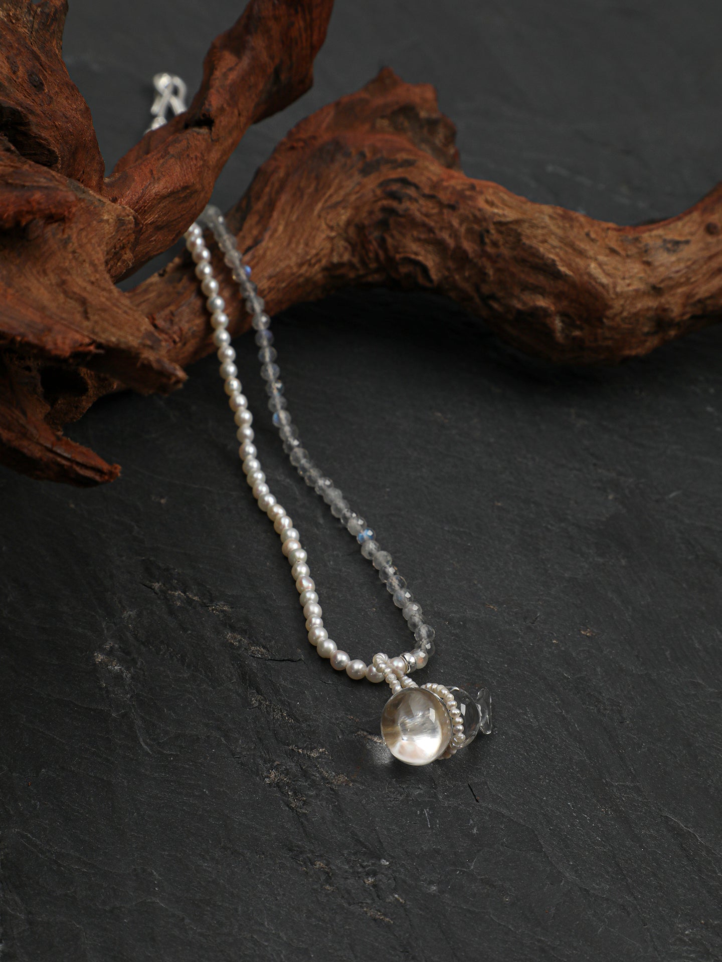 SENLORE Green Crystal Pearl Necklace – Detail Close-up