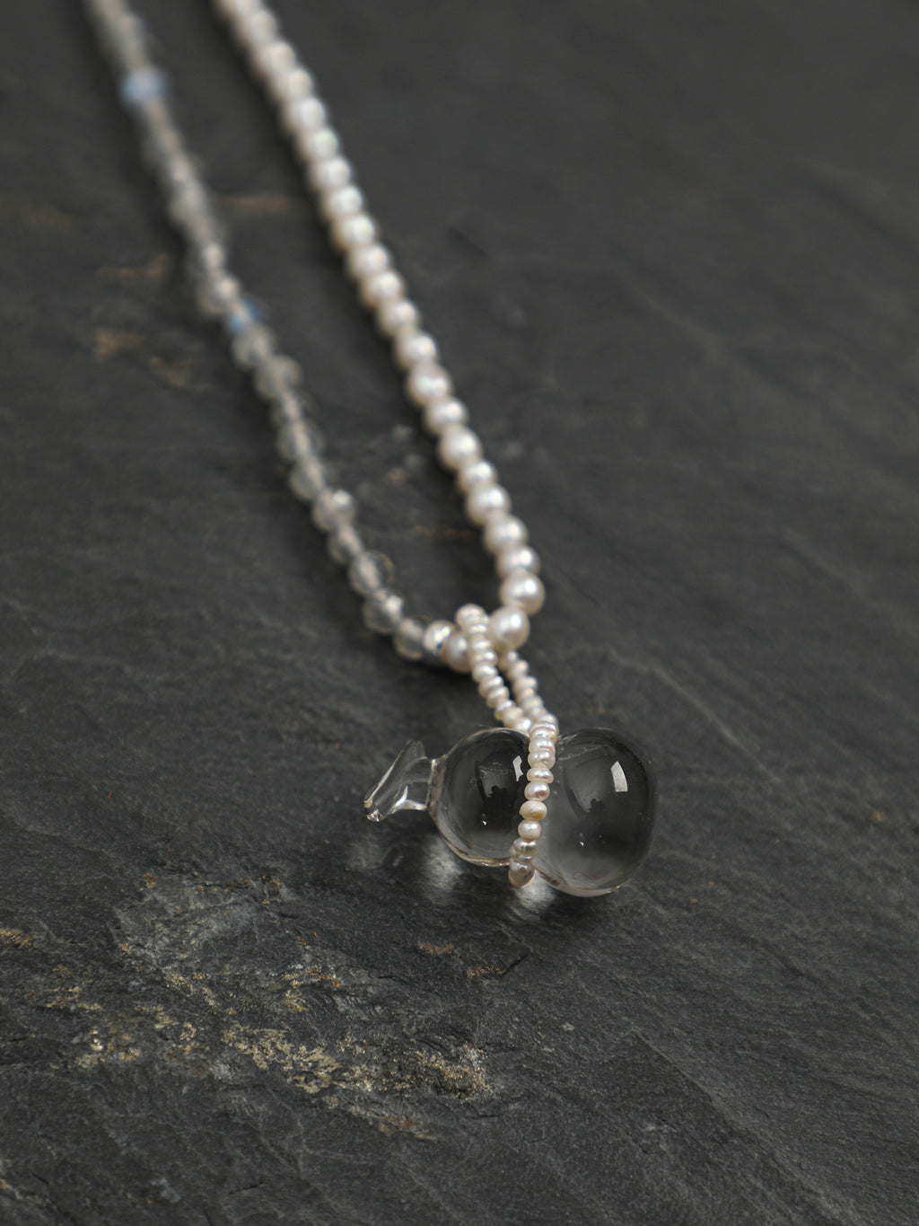 SENLORE Green Crystal Pearl Necklace – Lifestyle Shot