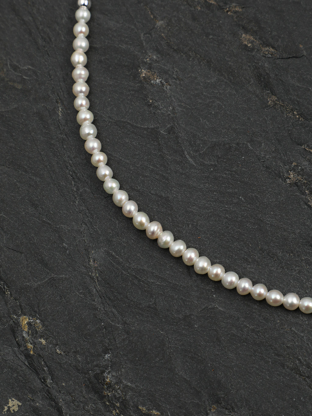 SENLORE Green Crystal Pearl Necklace – Lifestyle Shot