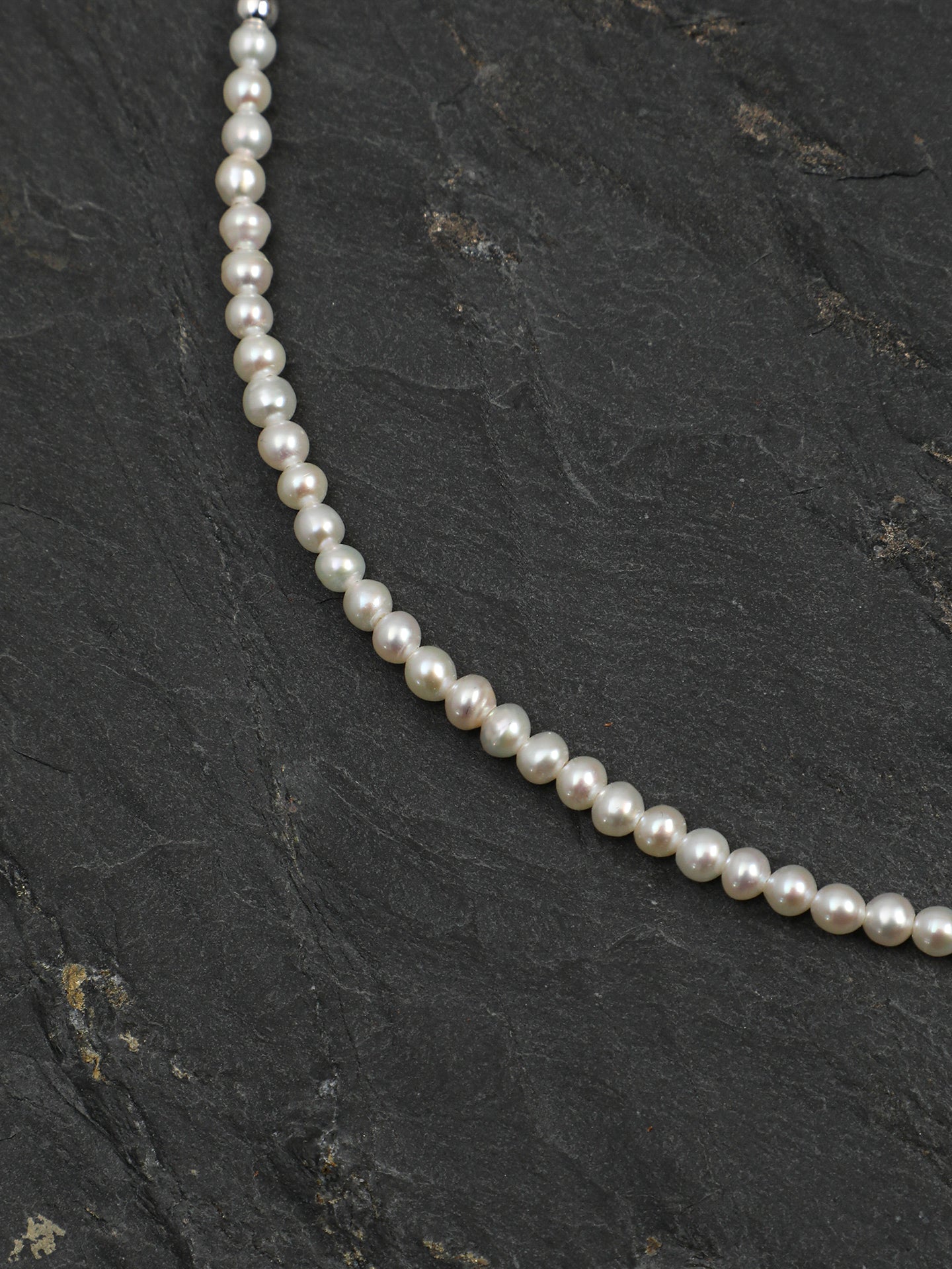 SENLORE Green Crystal Pearl Necklace – Lifestyle Shot