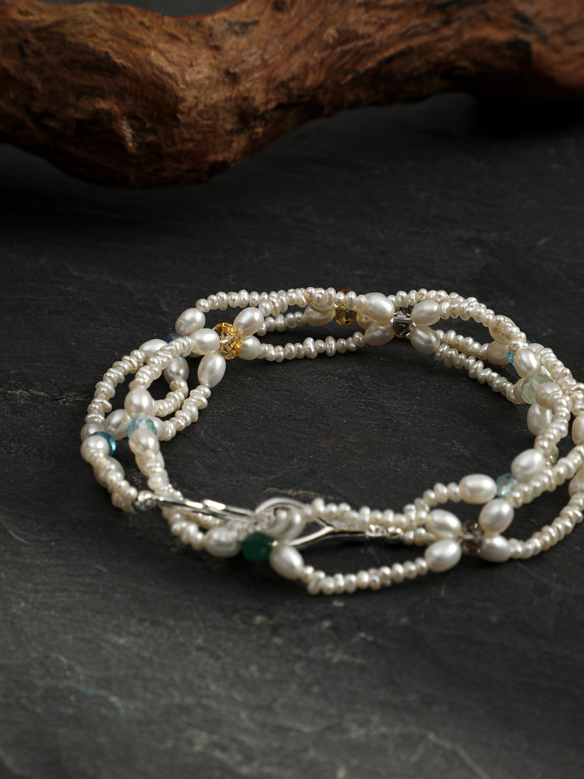 SENLORE Interlocking Multicolor Pearl Necklace – Detail Close-up