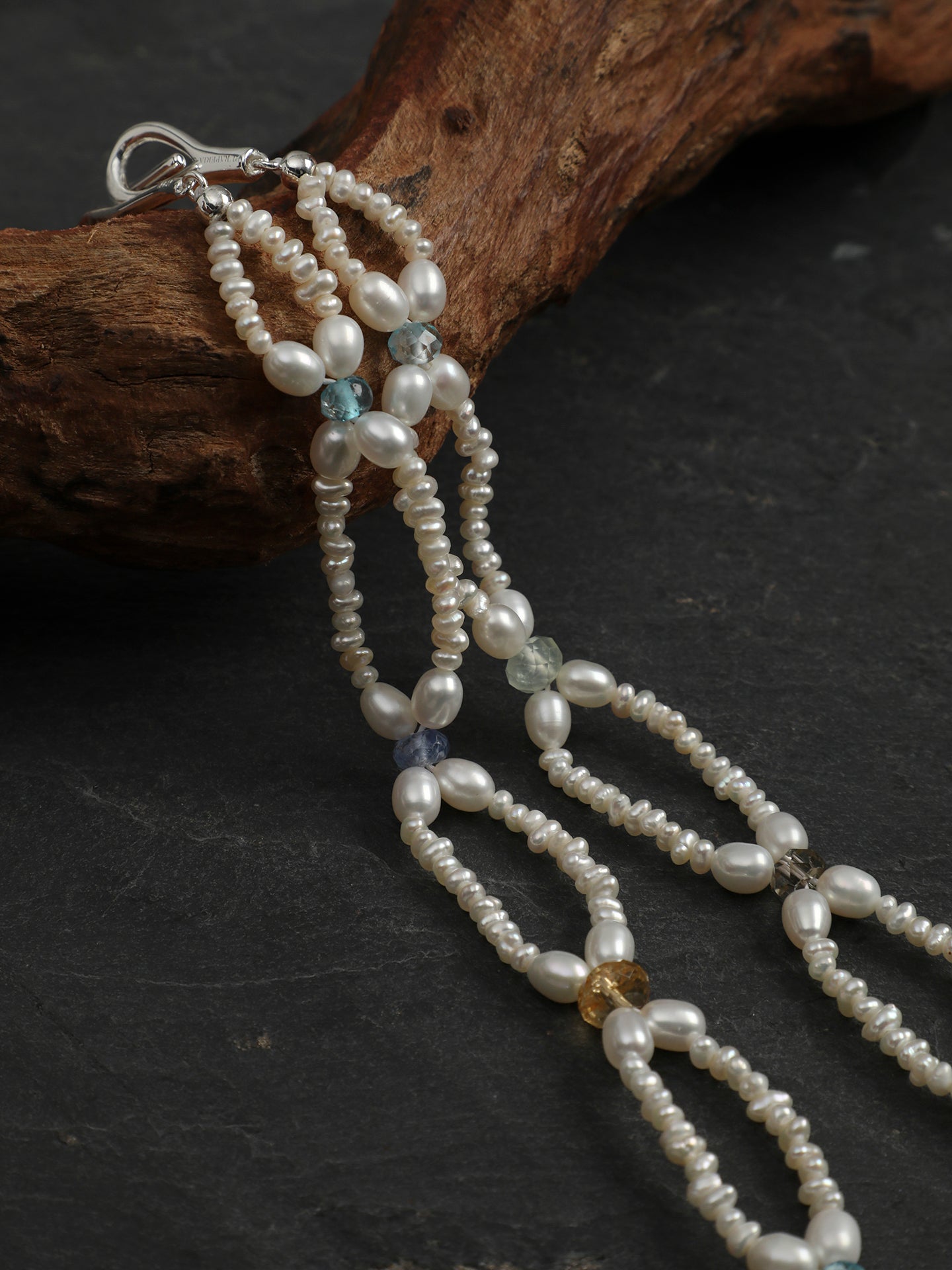 SENLORE Interlocking Multicolor Pearl Necklace – Front View