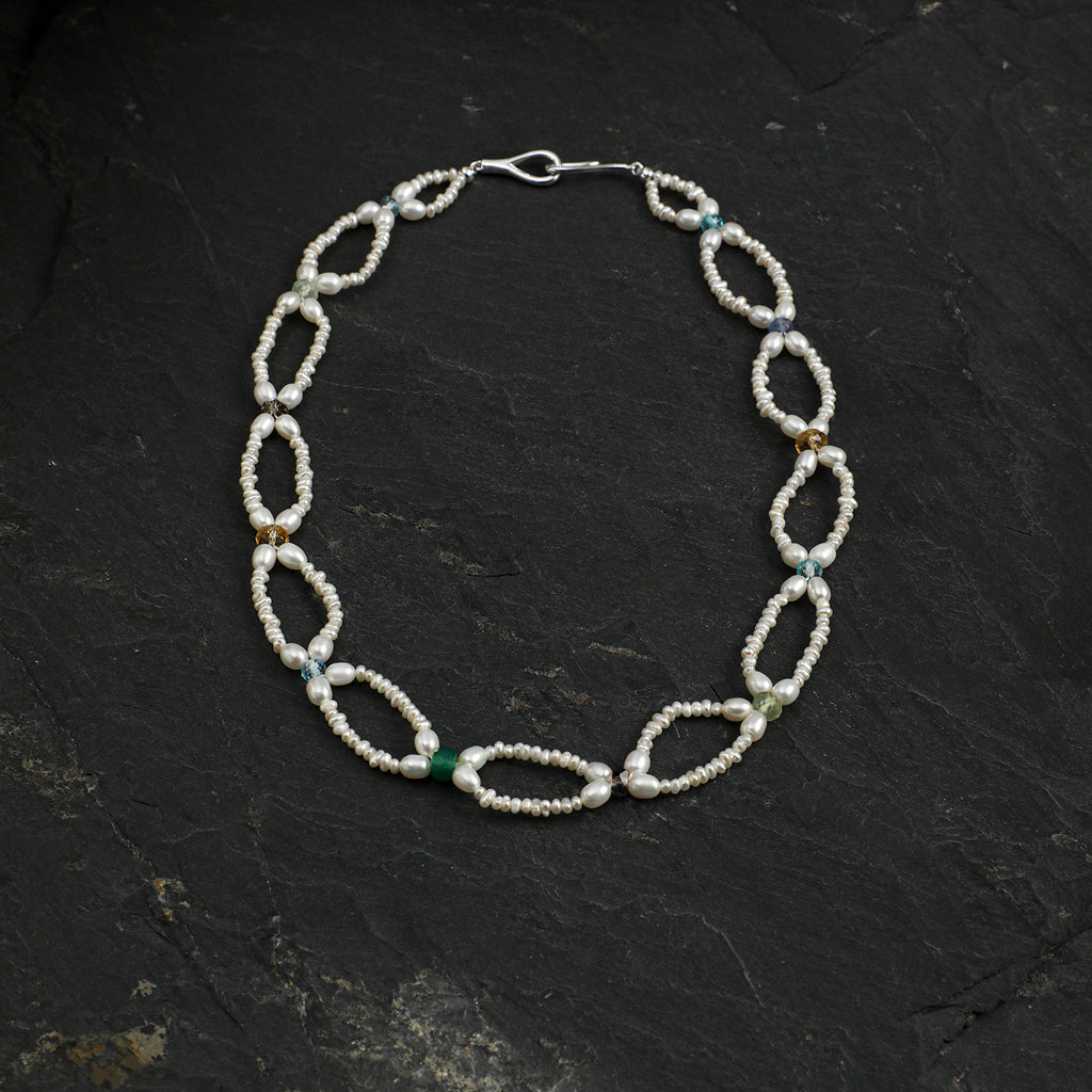 SENLORE Interlocking Multicolor Pearl Necklace – Lifestyle Shot