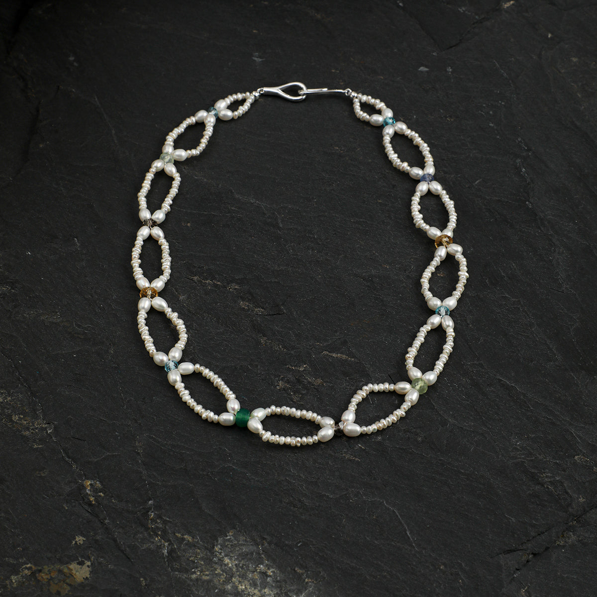 SENLORE Interlocking Multicolor Pearl Necklace – Lifestyle Shot