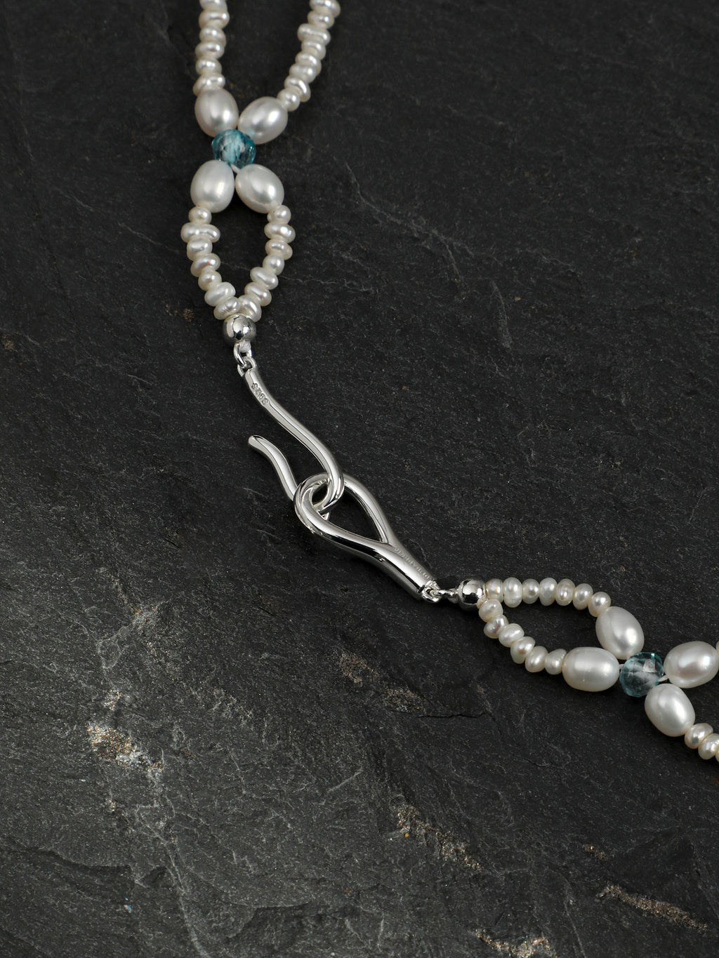 SENLORE Interlocking Multicolor Pearl Necklace – Lifestyle Shot