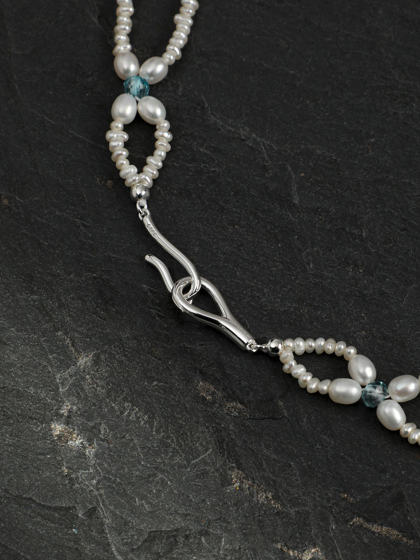 SENLORE Interlocking Multicolor Pearl Necklace – Lifestyle Shot