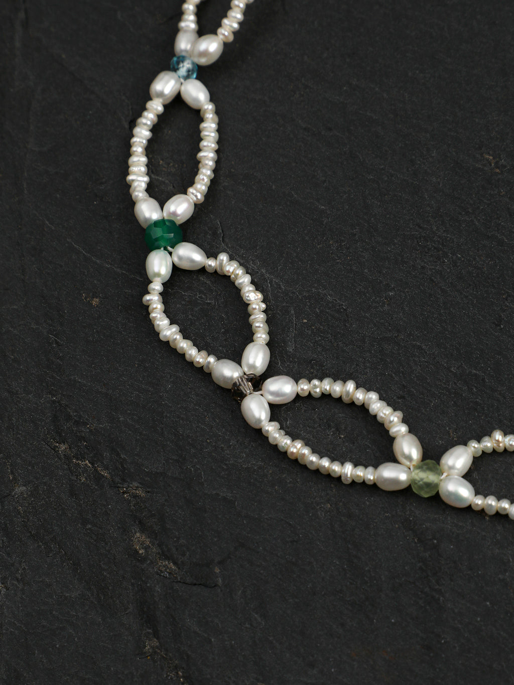 SENLORE Interlocking Multicolor Pearl Necklace – Lifestyle Shot