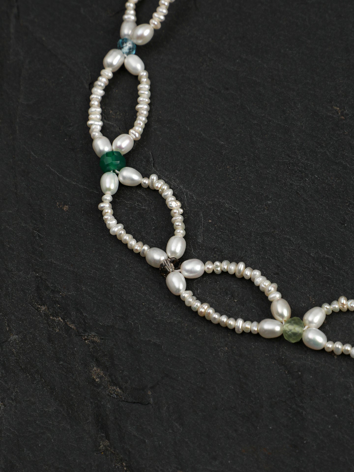 SENLORE Interlocking Multicolor Pearl Necklace – Lifestyle Shot