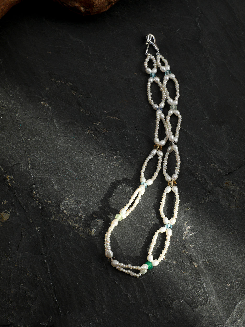 SENLORE Interlocking Multicolor Pearl Necklace – Lifestyle Shot