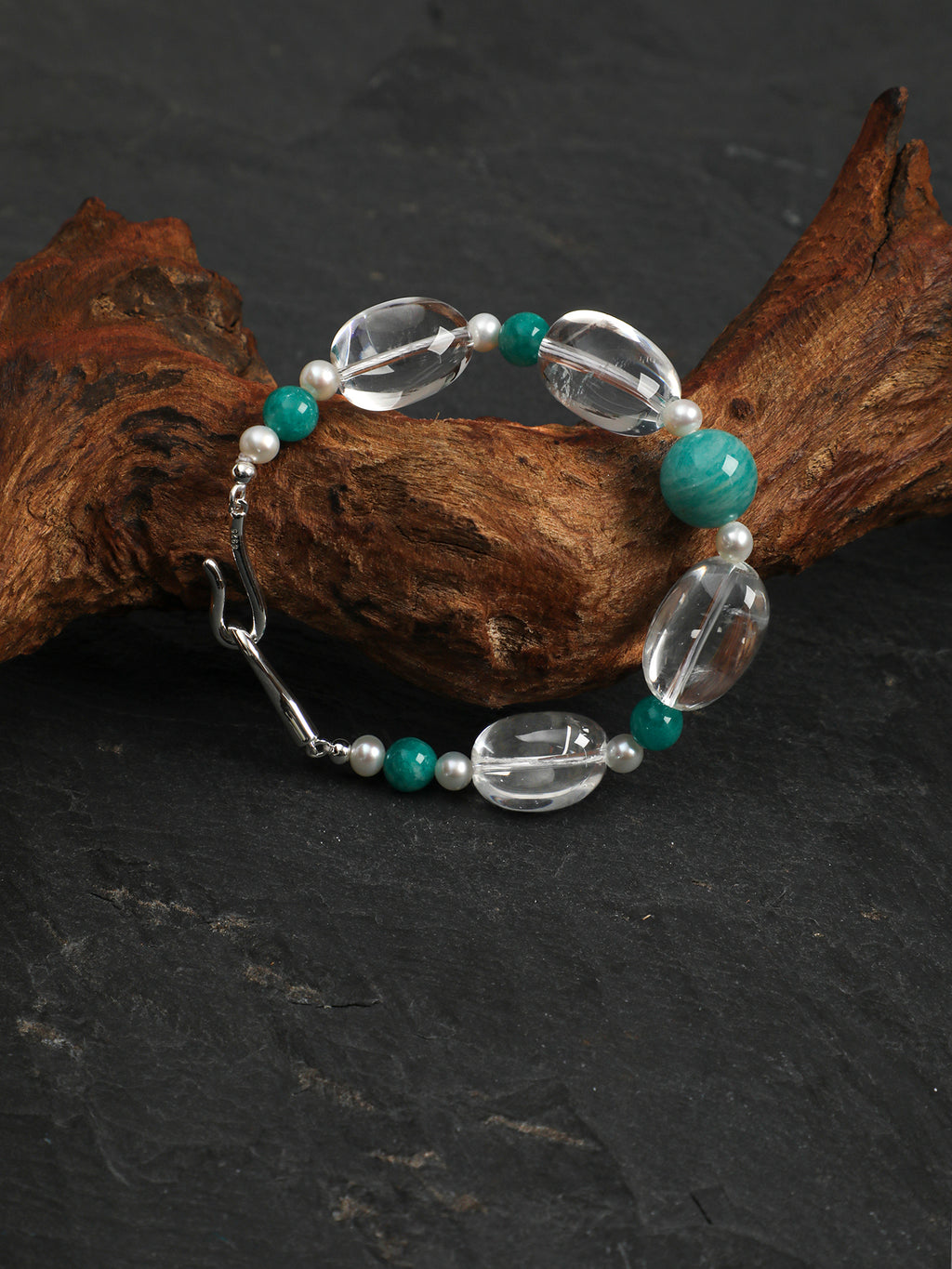 SENLORE Fresh Blue Crystal Bracelet – Detail Close-up