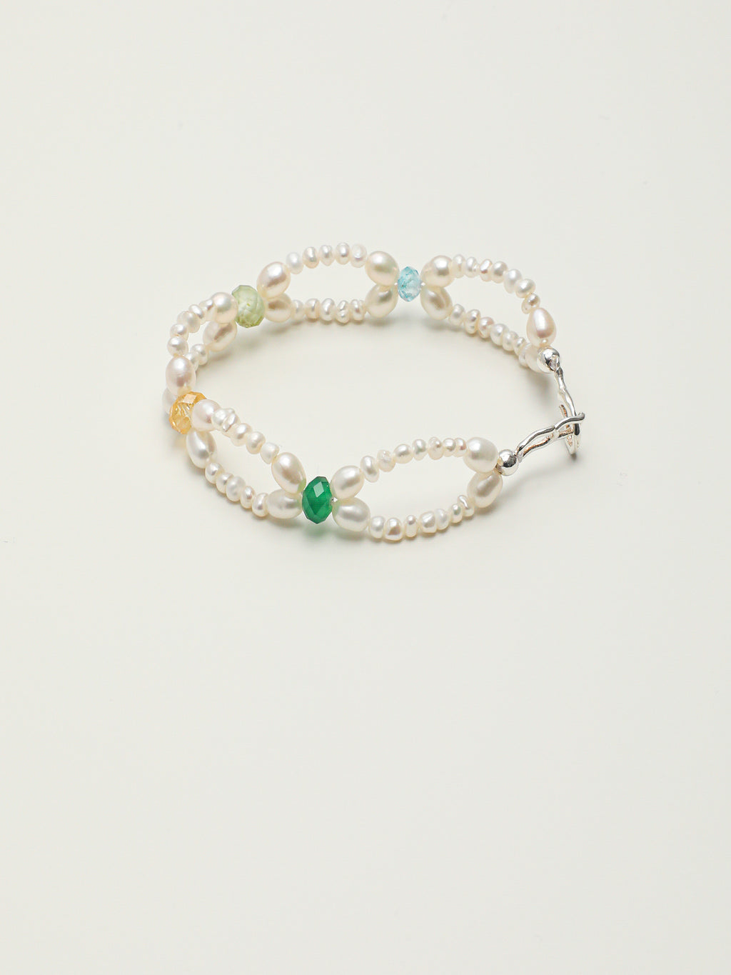 SENLORE Interlocking Vintage Pearl Bracelet – Front View