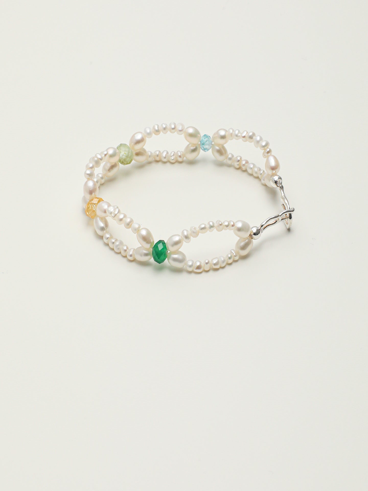 SENLORE Interlocking Vintage Pearl Bracelet – Front View
