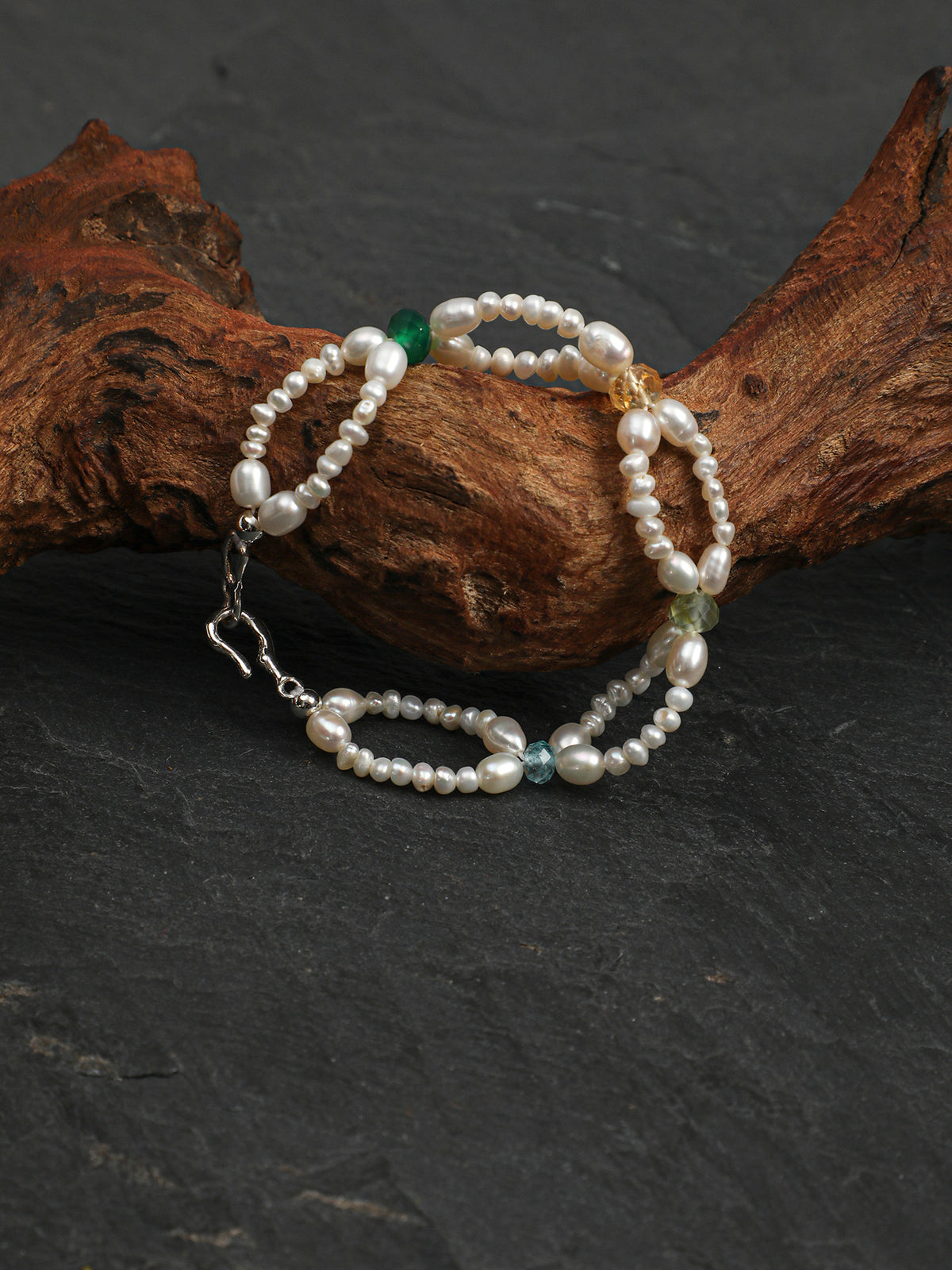 SENLORE Interlocking Vintage Pearl Bracelet – Detail Close-up